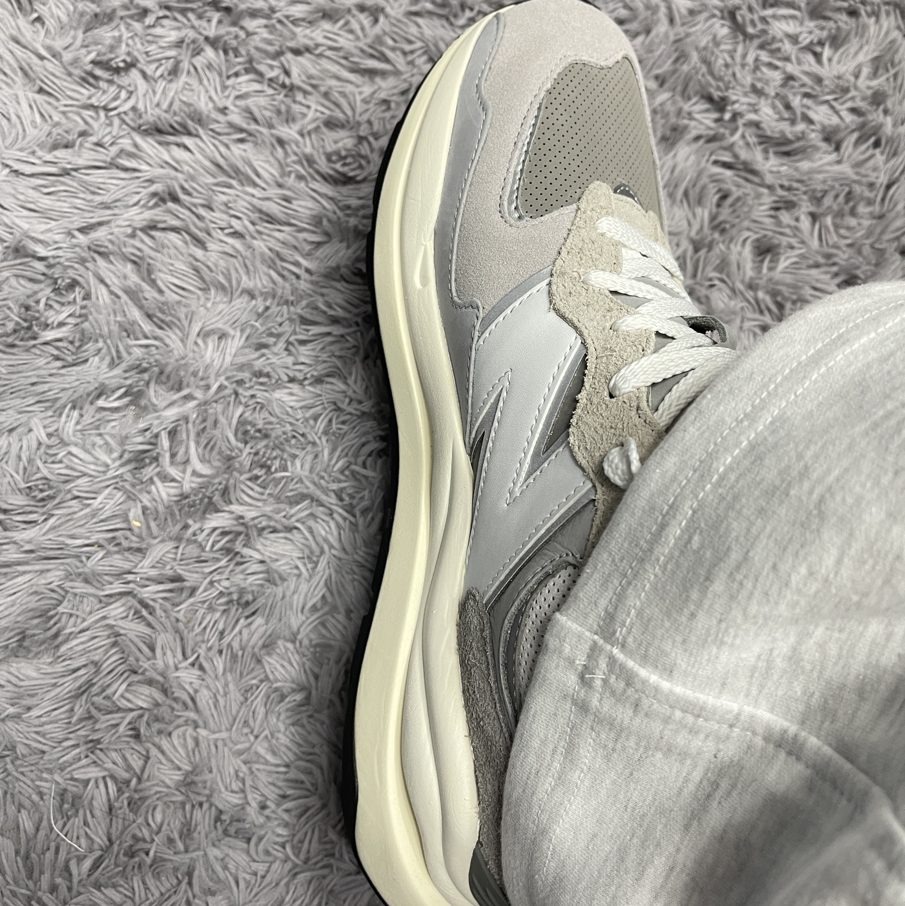 New Balance 5740 Grey 착용 스타일 - 2
