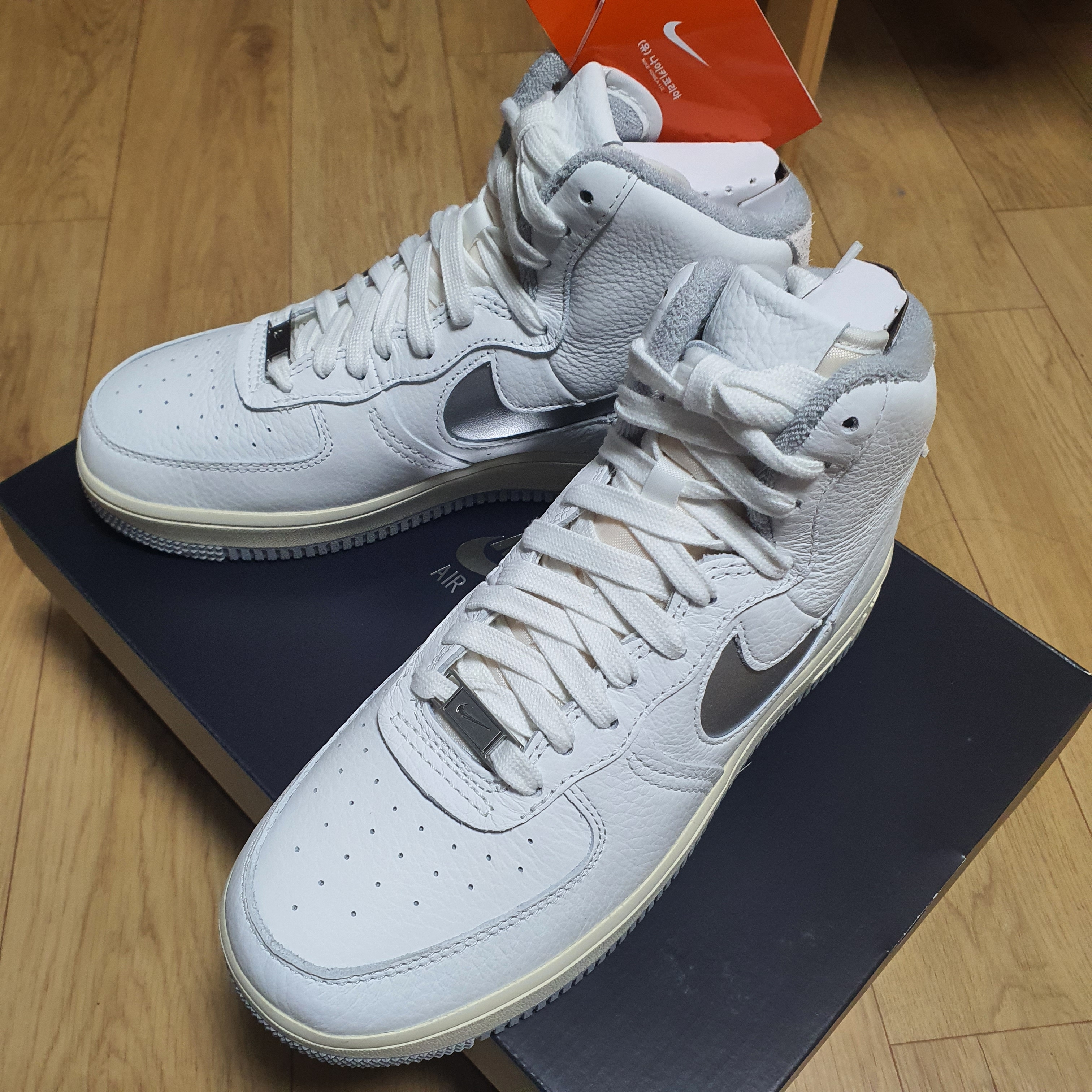 (W) Nike Air Force 1 High Sculpt Silver 착용 스타일 - 2