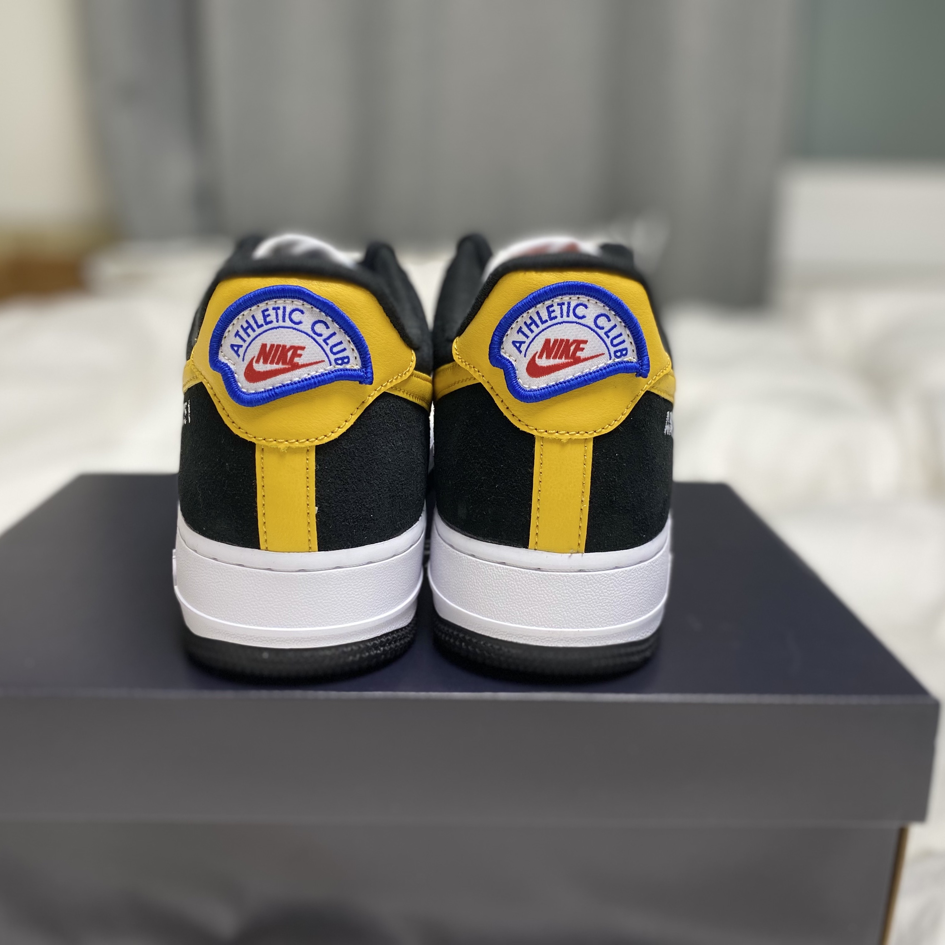 Nike Air Force 1 '07 LV8 Athletic Club Black Dark Sulfur 착용 스타일 - 2