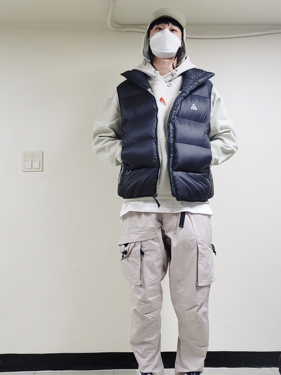 Nike ACG Therma-Fit ADV Lunar Lake Puffer Vest Black - US/EU, Nike ACG Therma-Fit Pullover Fleece Hoodie Light Bone - Asia 착용 스타일 - 2