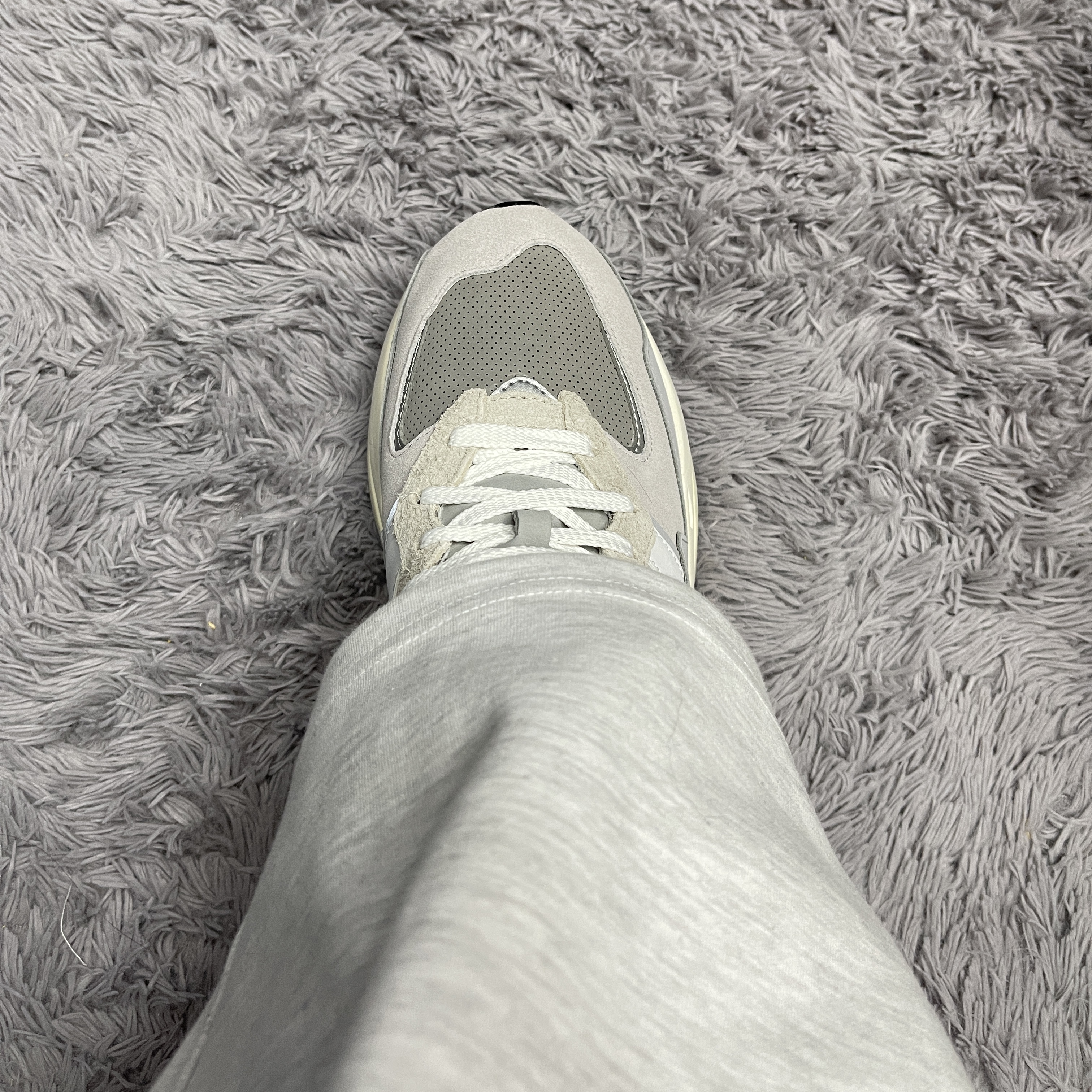 New Balance 5740 Grey 착용 스타일 - 1