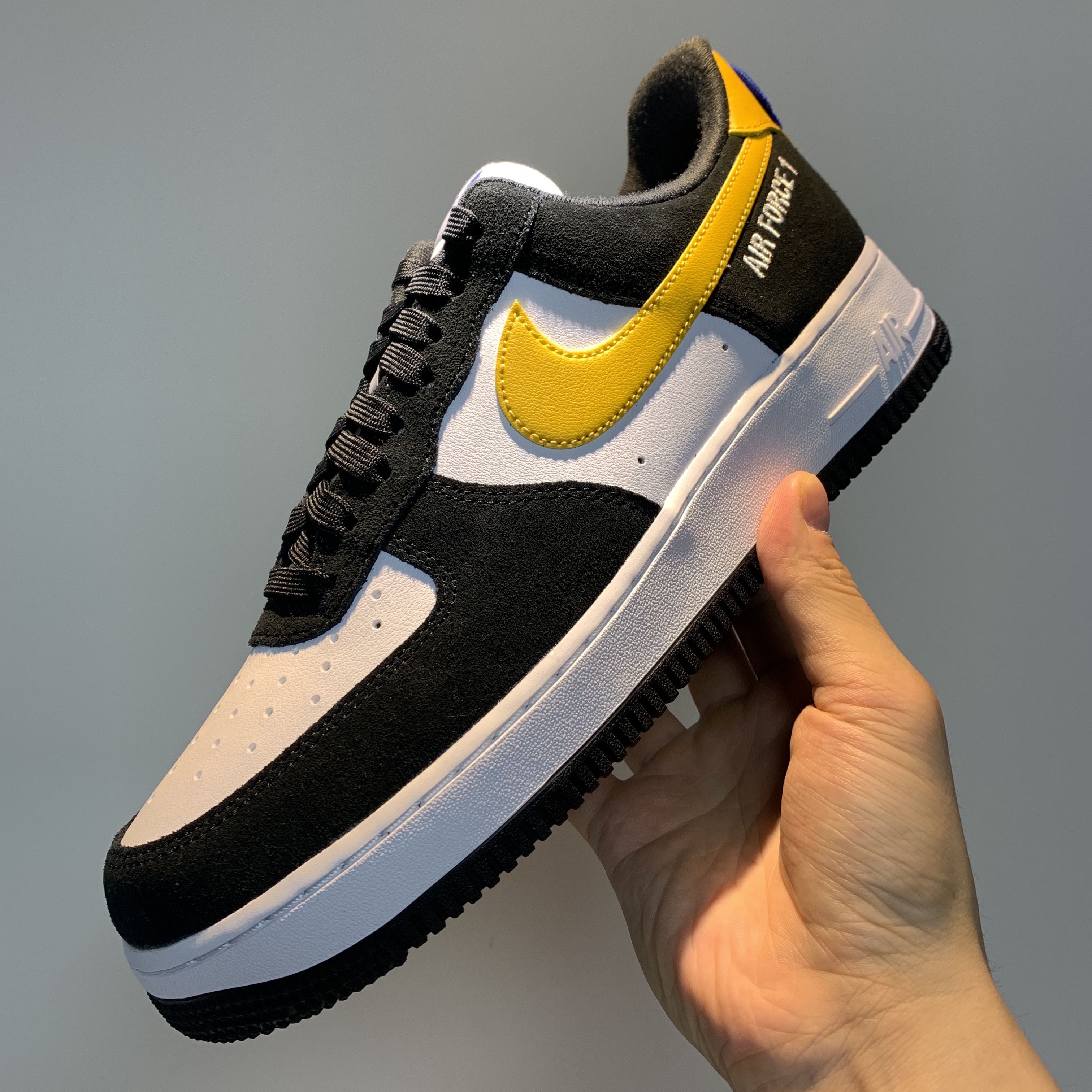 Nike Air Force 1 '07 LV8 Athletic Club Black Dark Sulfur 착용 스타일