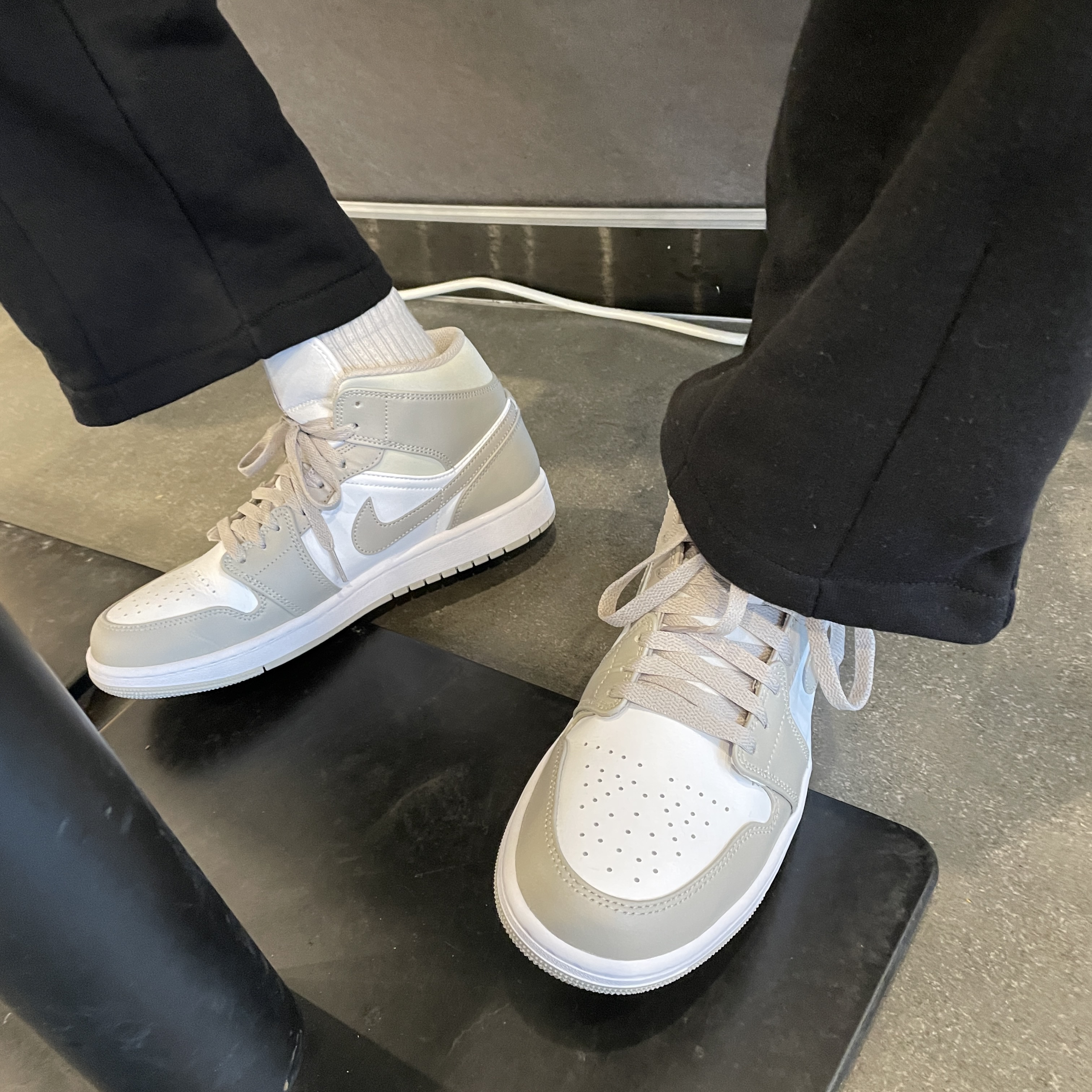 Jordan 1 Mid College Grey 착용 스타일