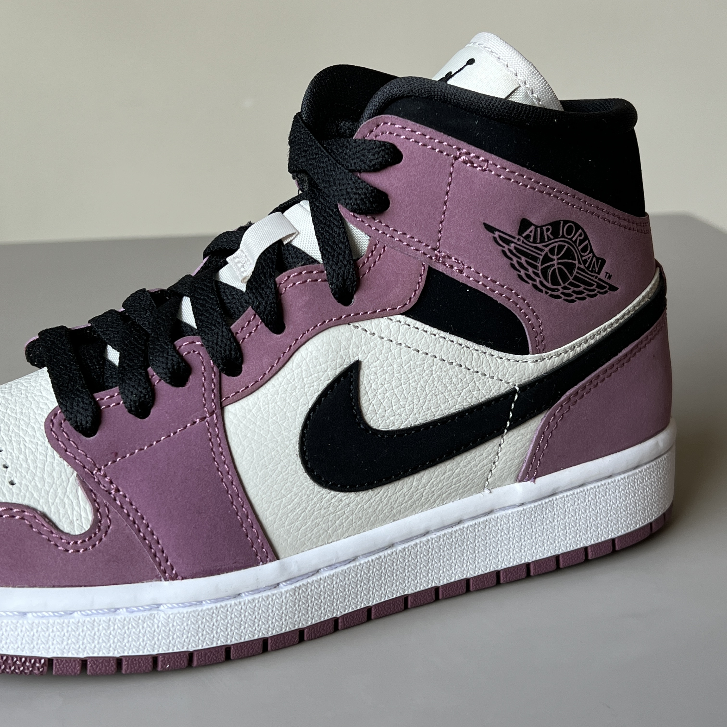 (W) Jordan 1 Mid SE Light Mulberry 착용 스타일 - 2