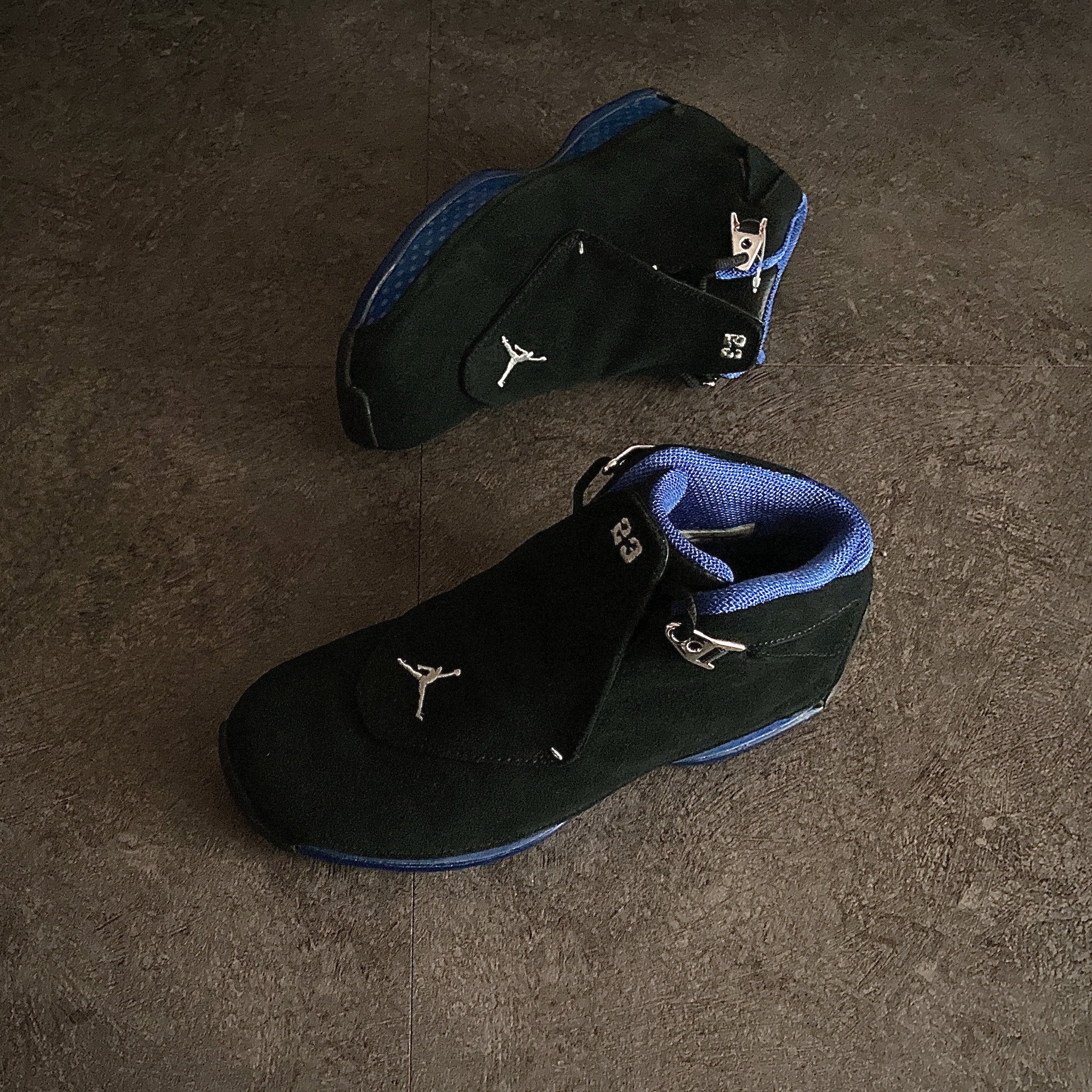 Jordan 18 Retro Black Sport Royal 착용 스타일 - 3