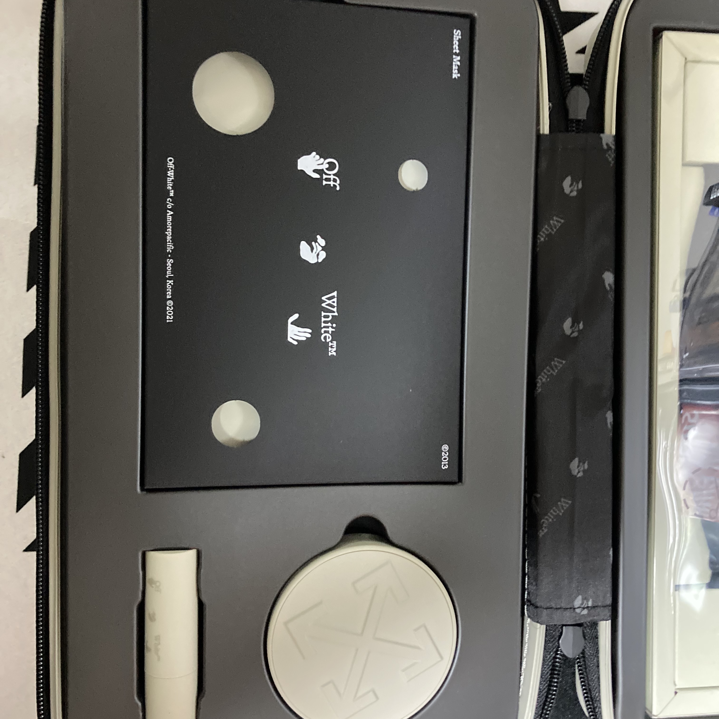 Off-White x Amore Pacific Protection Box (Without Cosmetics) 착용 스타일 - 4