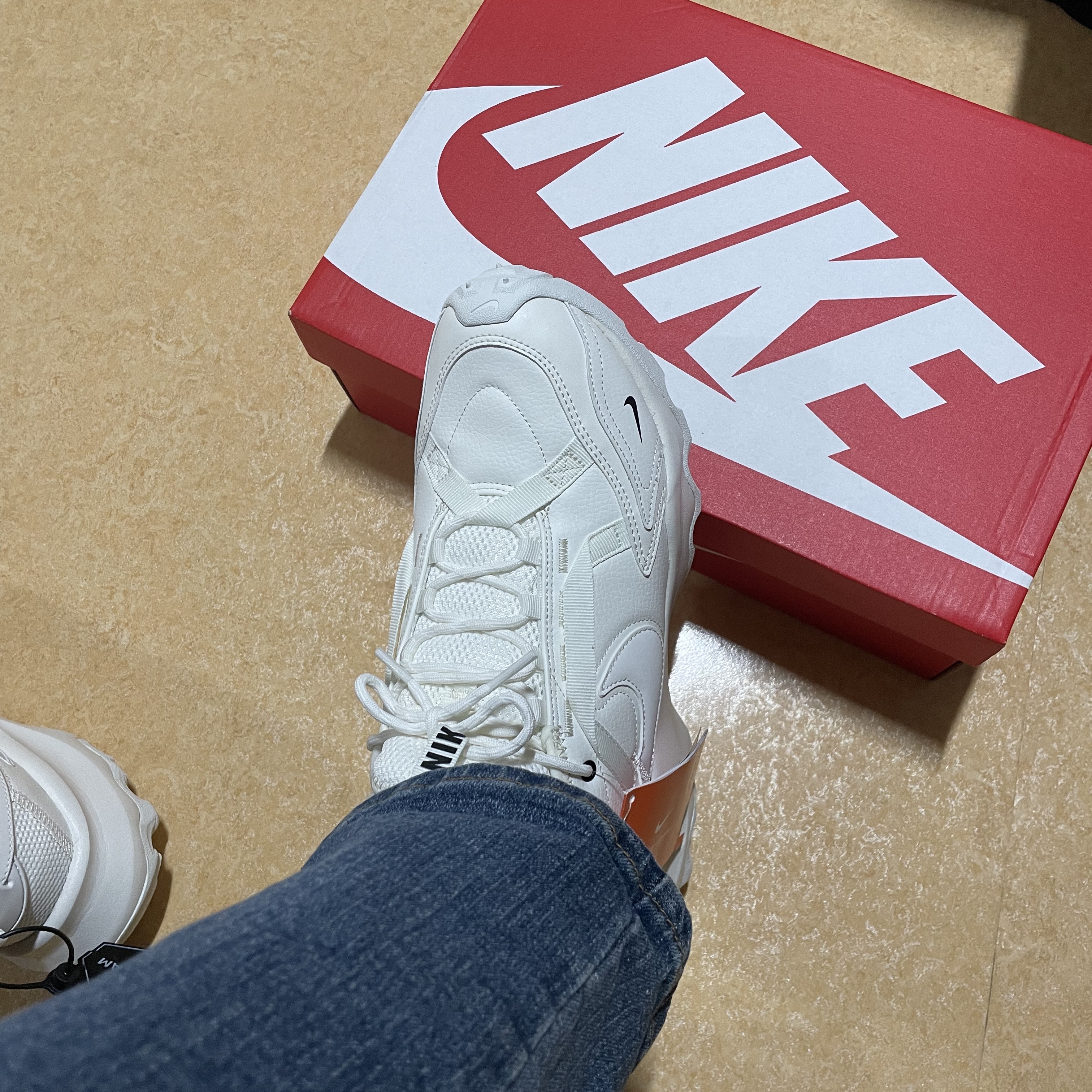 (W) Nike TC 7900 Summit White 착용 스타일 - 3