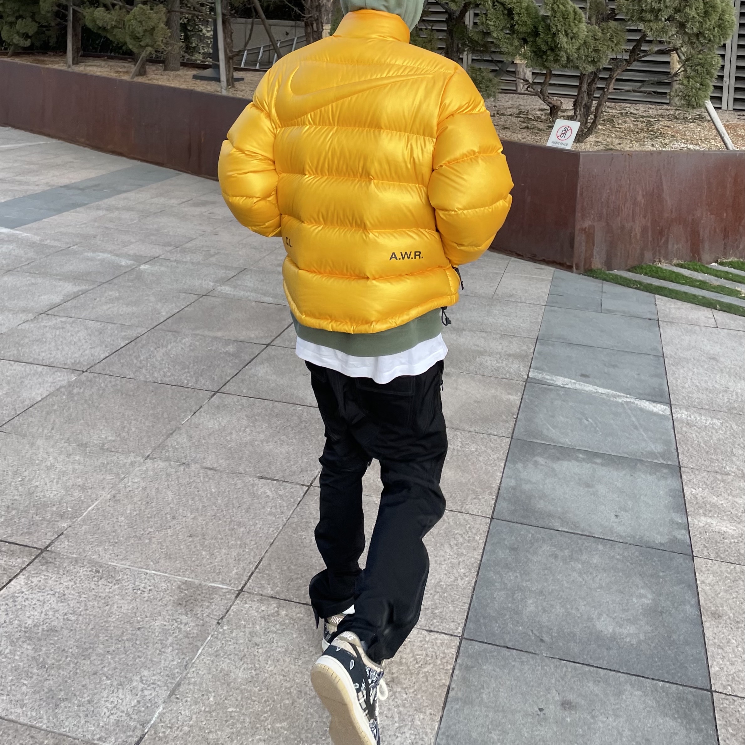 Nike x Travis Scott SB Dunk Low, Nike x Drake Nocta Puffer Jacket University Gold - US/EU 착용 스타일 - 1