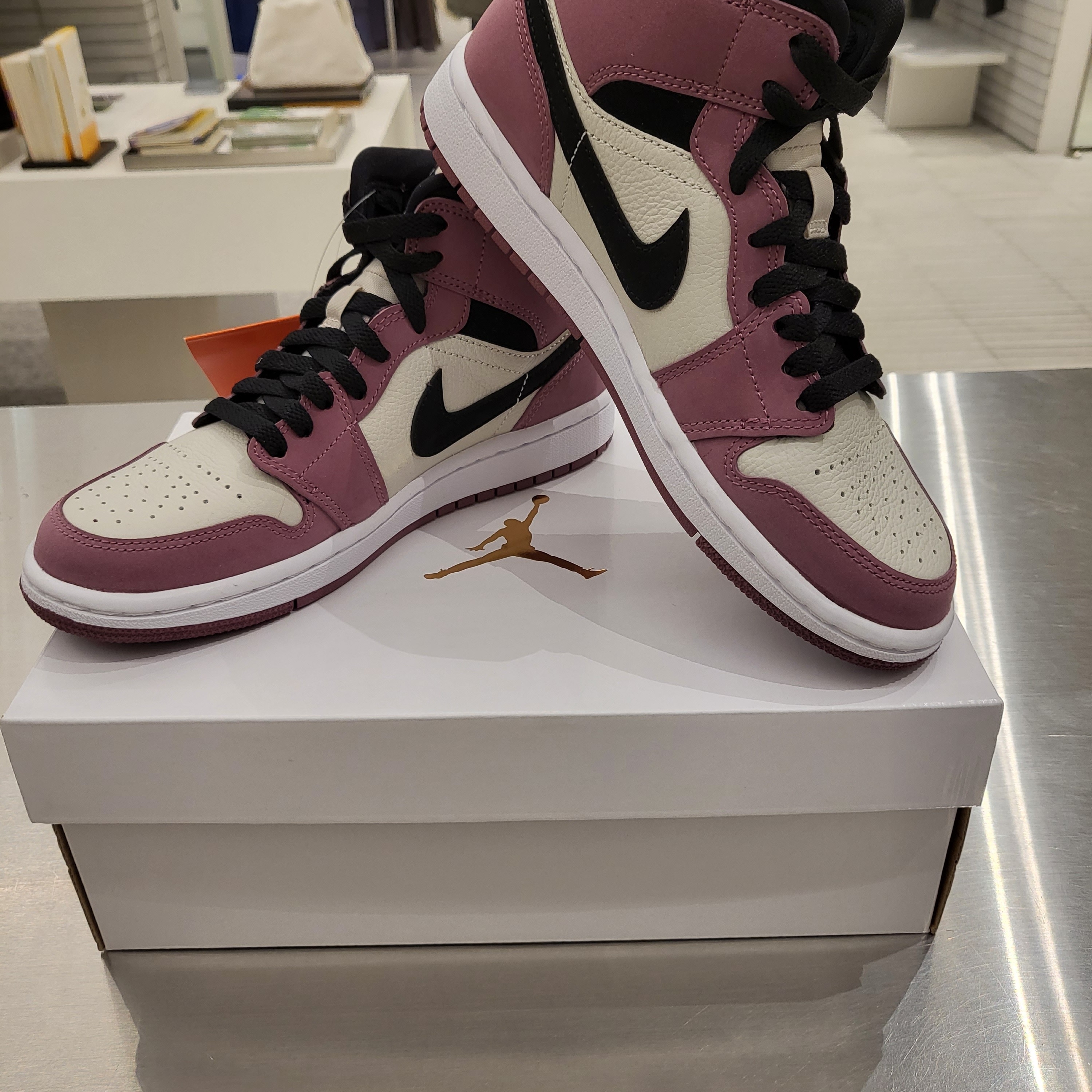 The North Face White Label Novelty Nuptse Down Jacket White, (W) Jordan 1 Mid SE Light Mulberry 착용 스타일 - 2