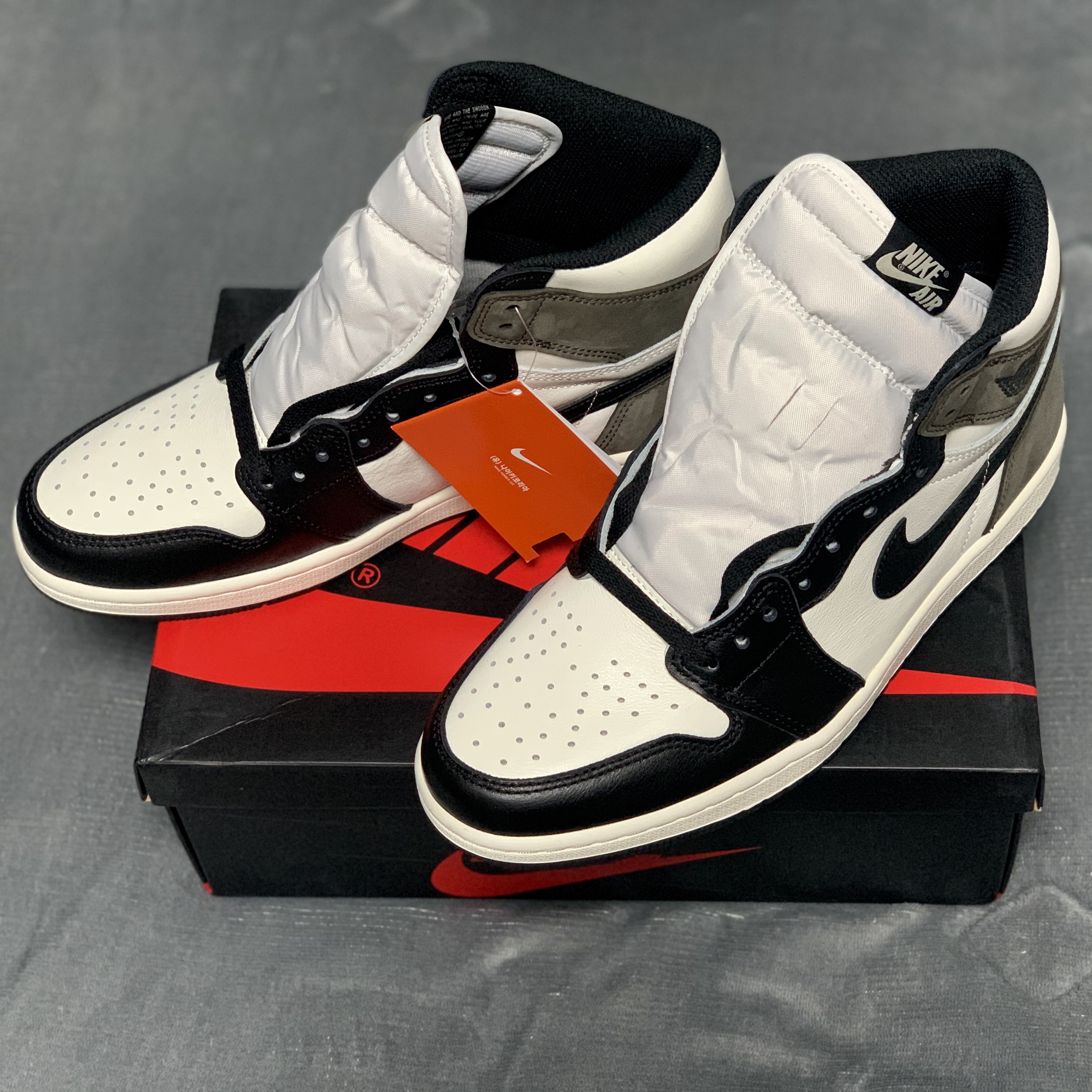 Jordan 1 Retro High OG Black Mocha 착용 스타일 - 2