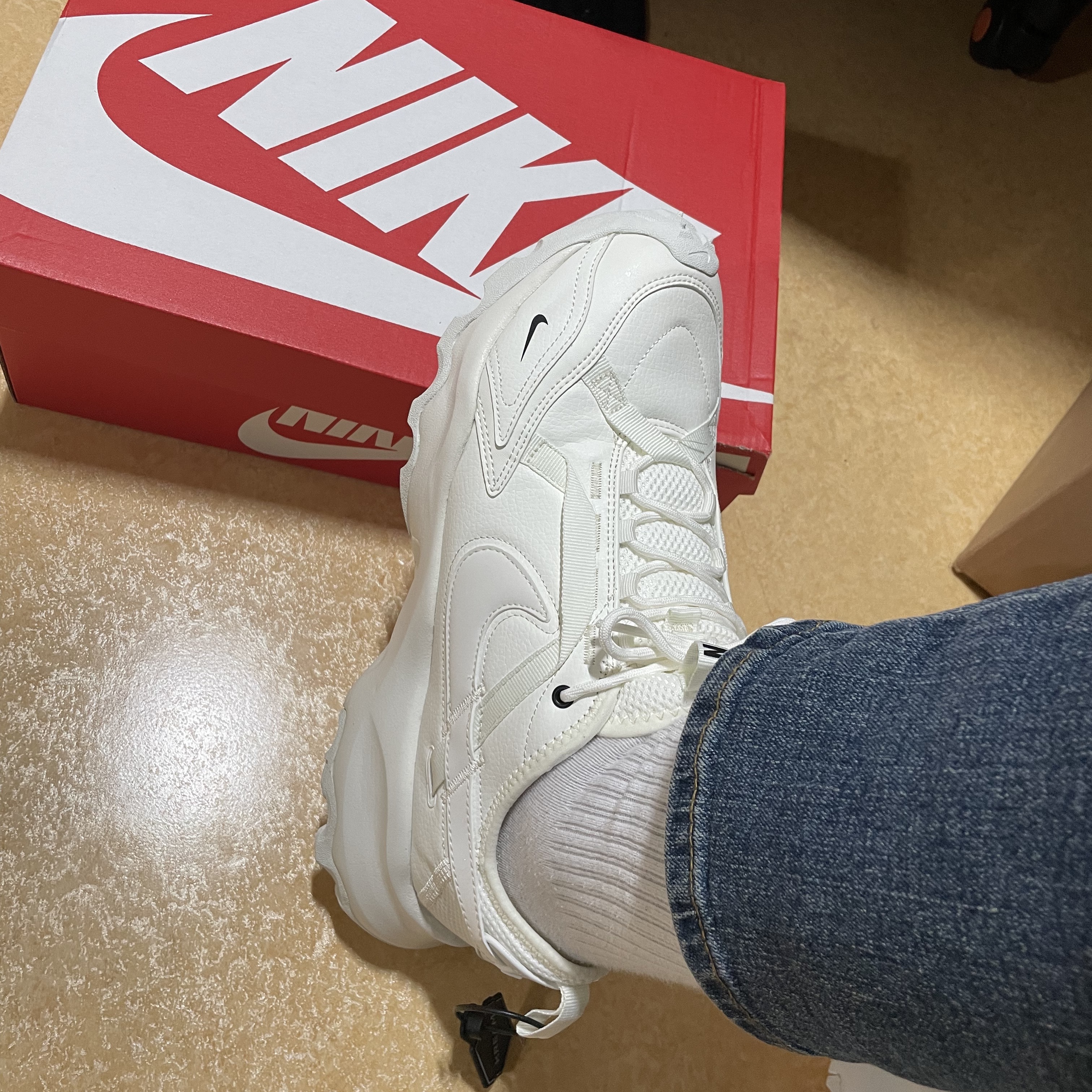 (W) Nike TC 7900 Summit White 착용 스타일 - 1