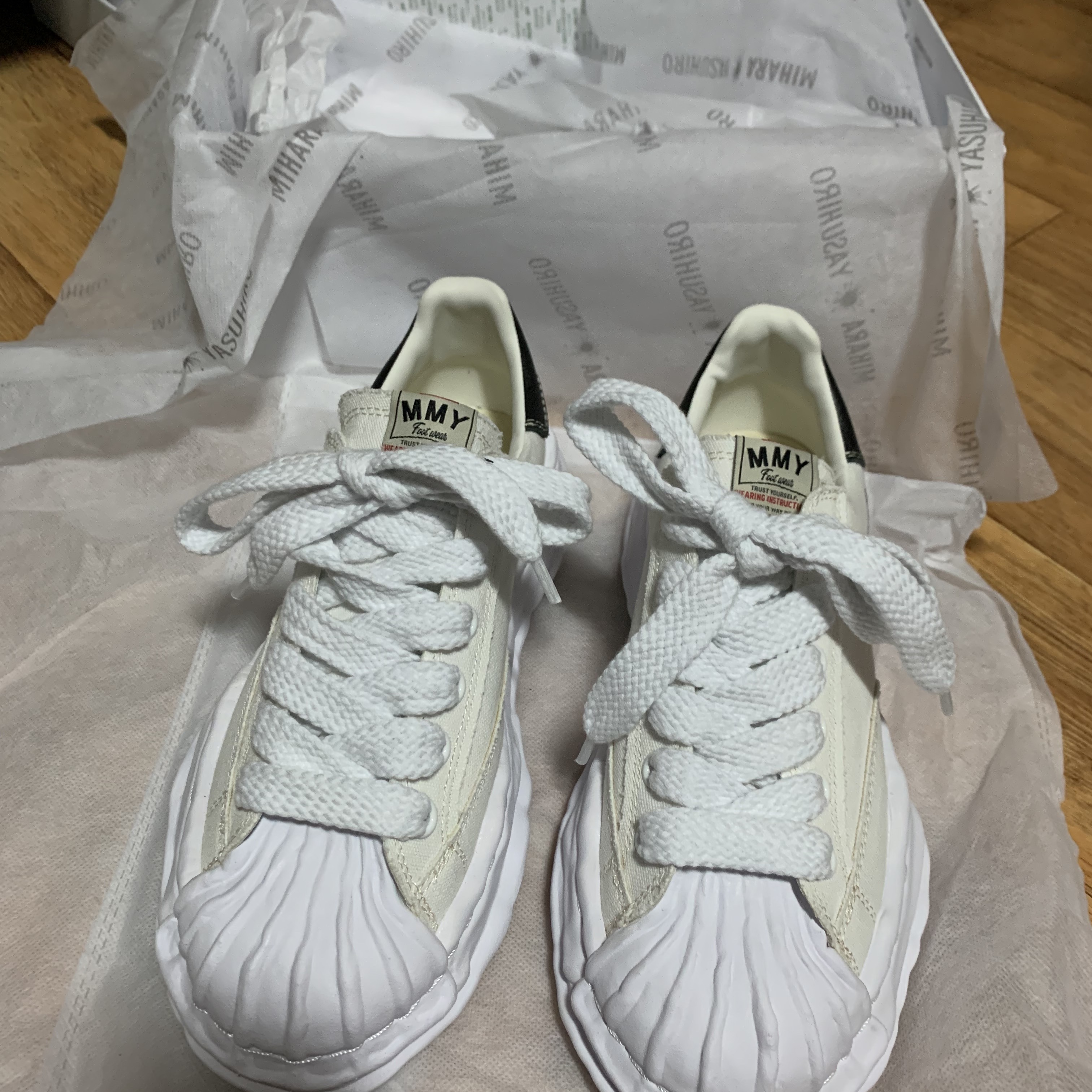 Maison Mihara Yasuhiro Blakey OG Sole Canvas Low-top Sneakers White 착용 스타일 - 1