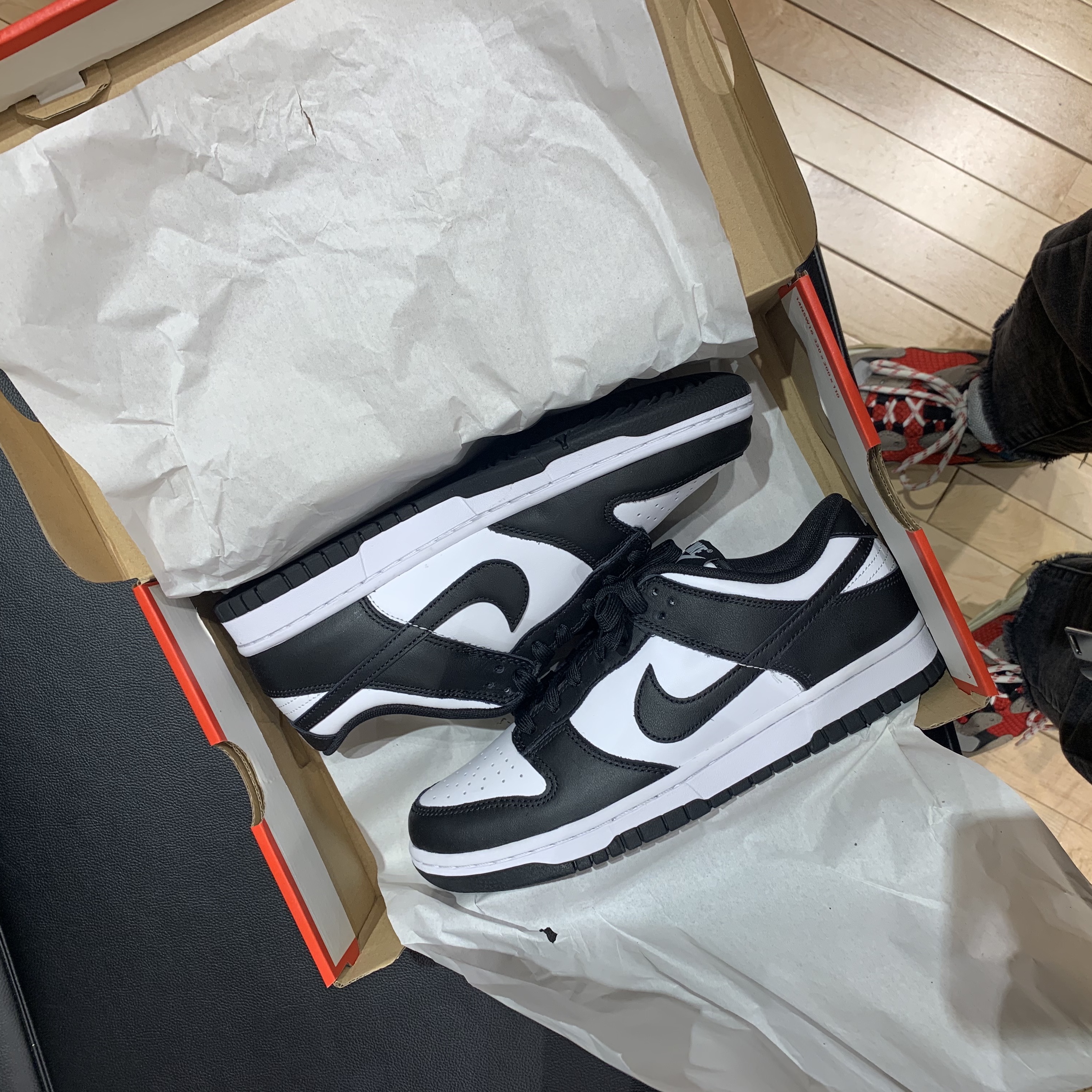 Nike Dunk Low Retro Black, Balenciaga Triple S Grey Red Blue 2018 Reissue 착용 스타일 - 1