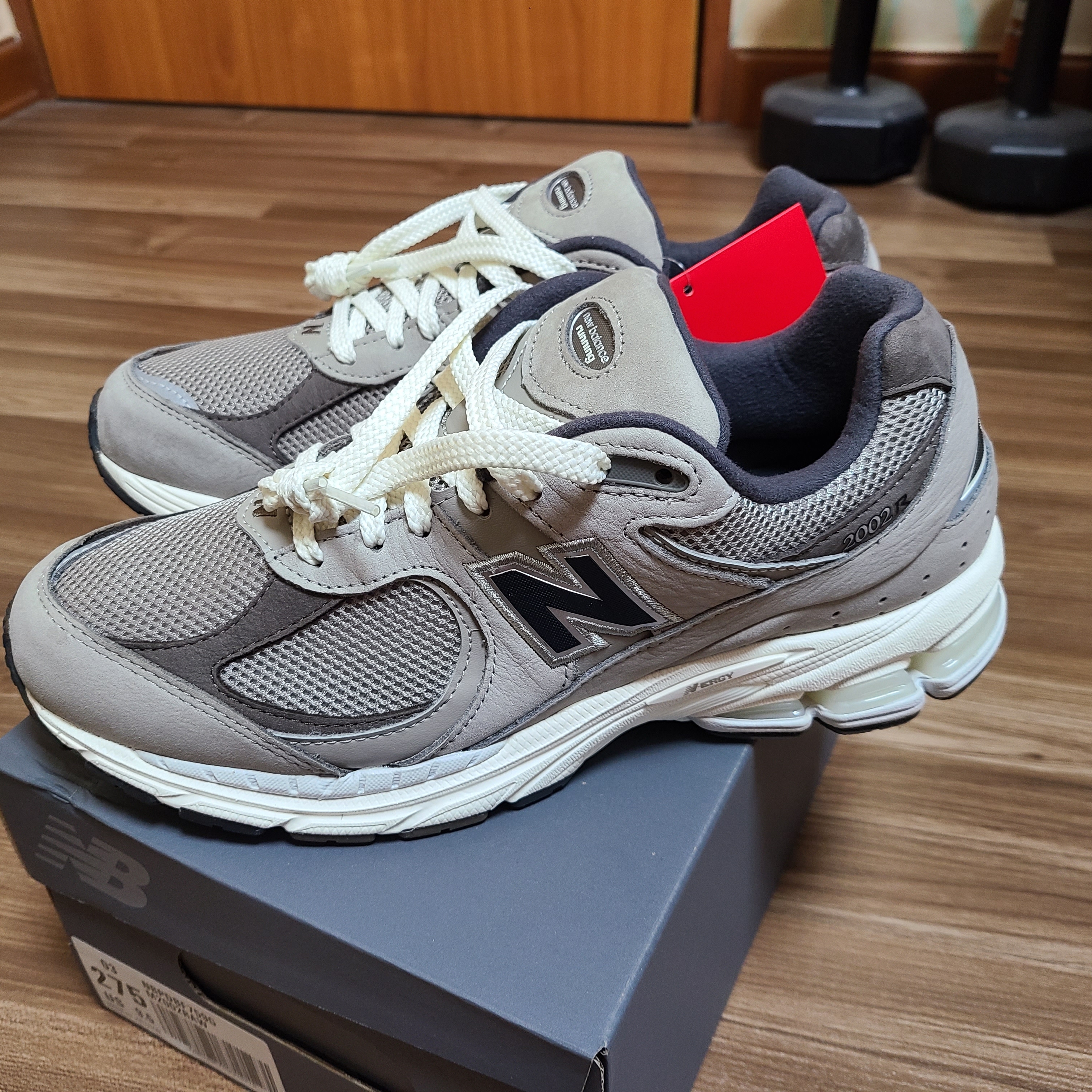 New Balance 2002 Warm Alpaca 착용 스타일 - 2