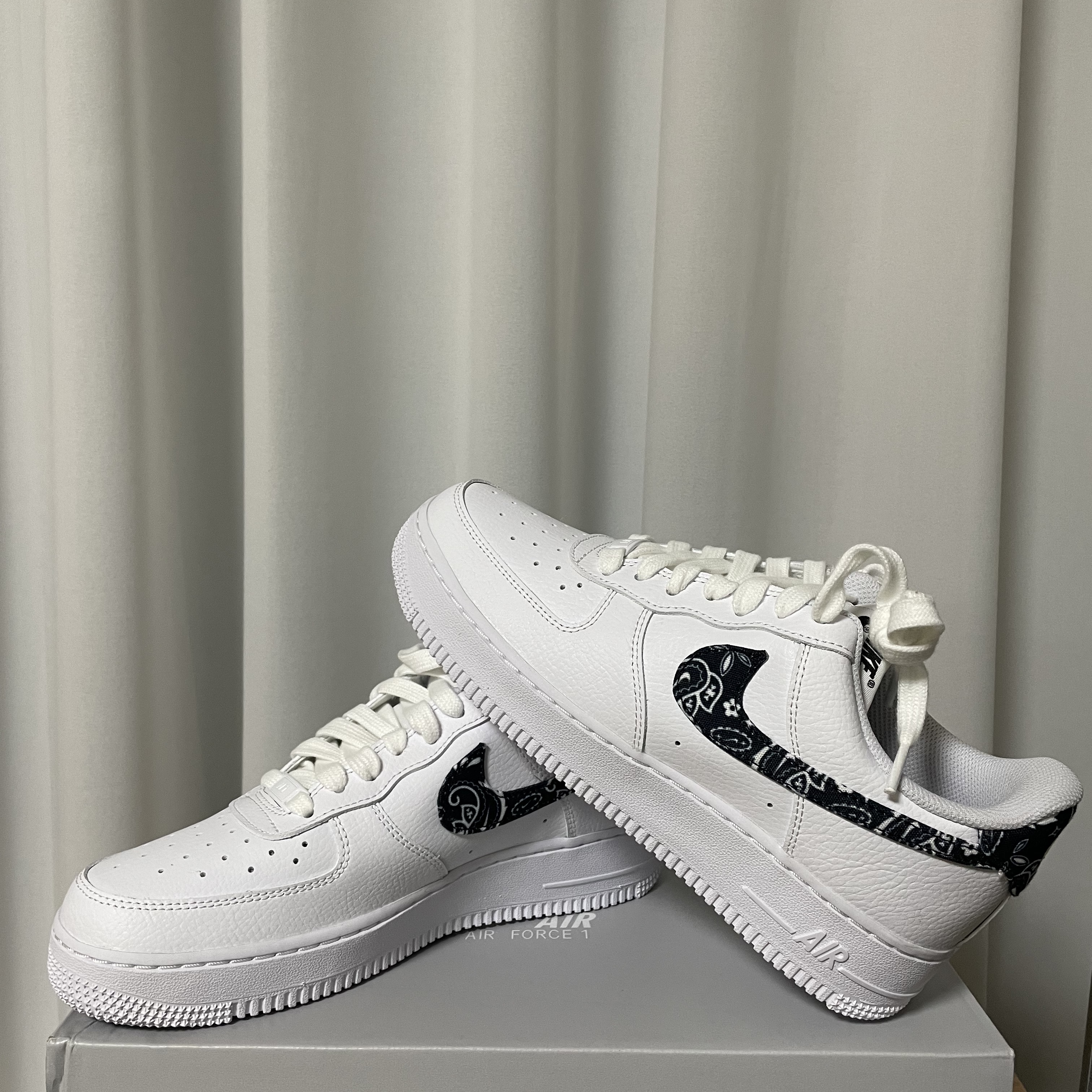 (W) Nike Air Force 1 '07 Essential Paisley Swoosh White Black 착용 스타일