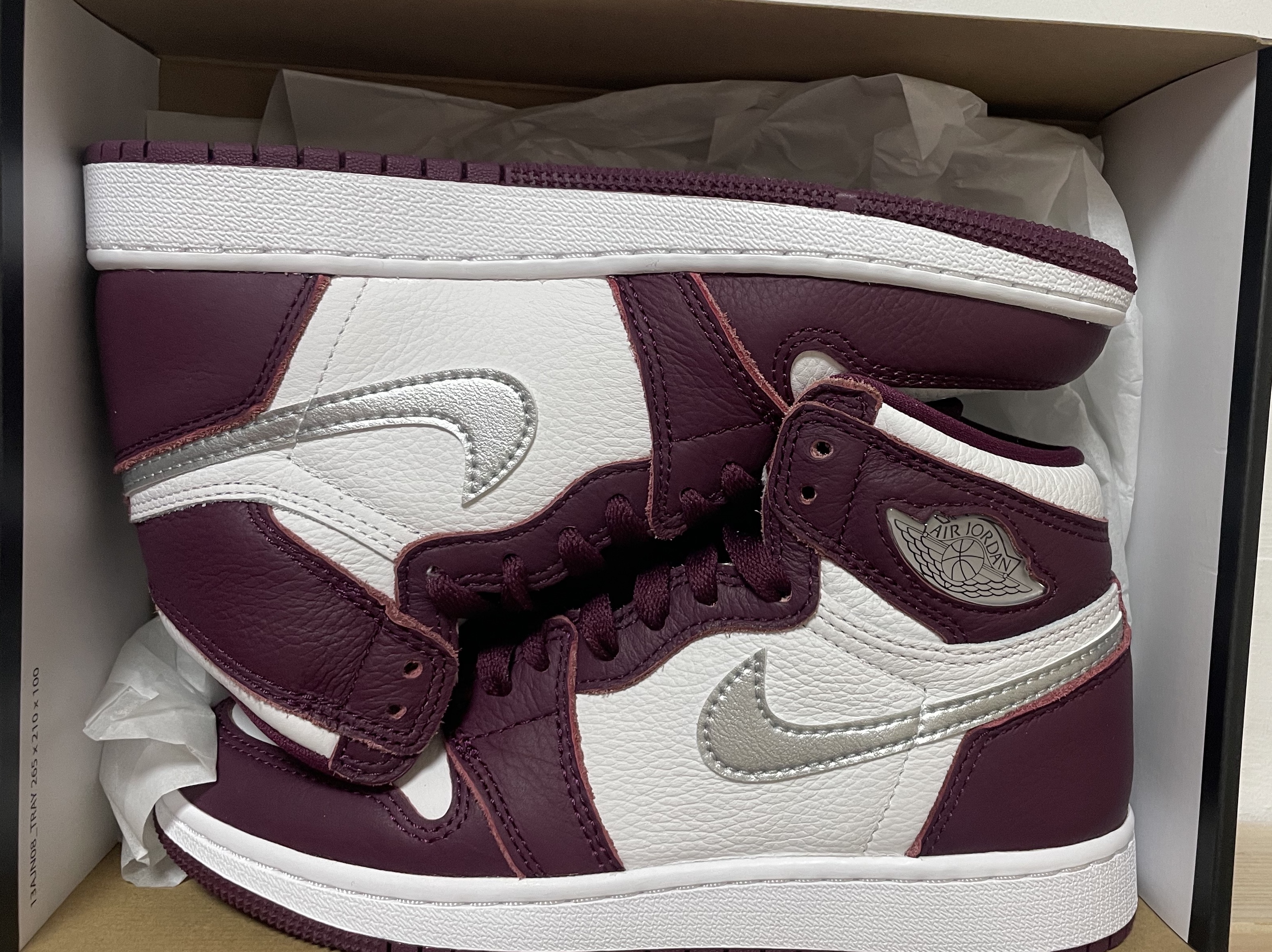 Jordan 1 Retro High OG Bordeaux, (GS) Jordan 1 Retro High OG Bordeaux 착용 스타일 - 1