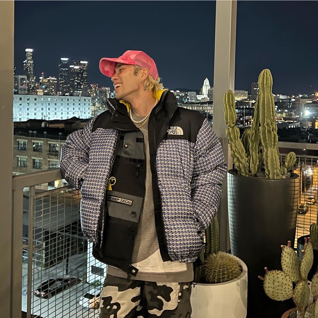 Supreme x The North Face Studded Nuptse Jacket Royal - 21SS, Stussy x BAPE Trucker Cap Pink 착용 스타일 - 2