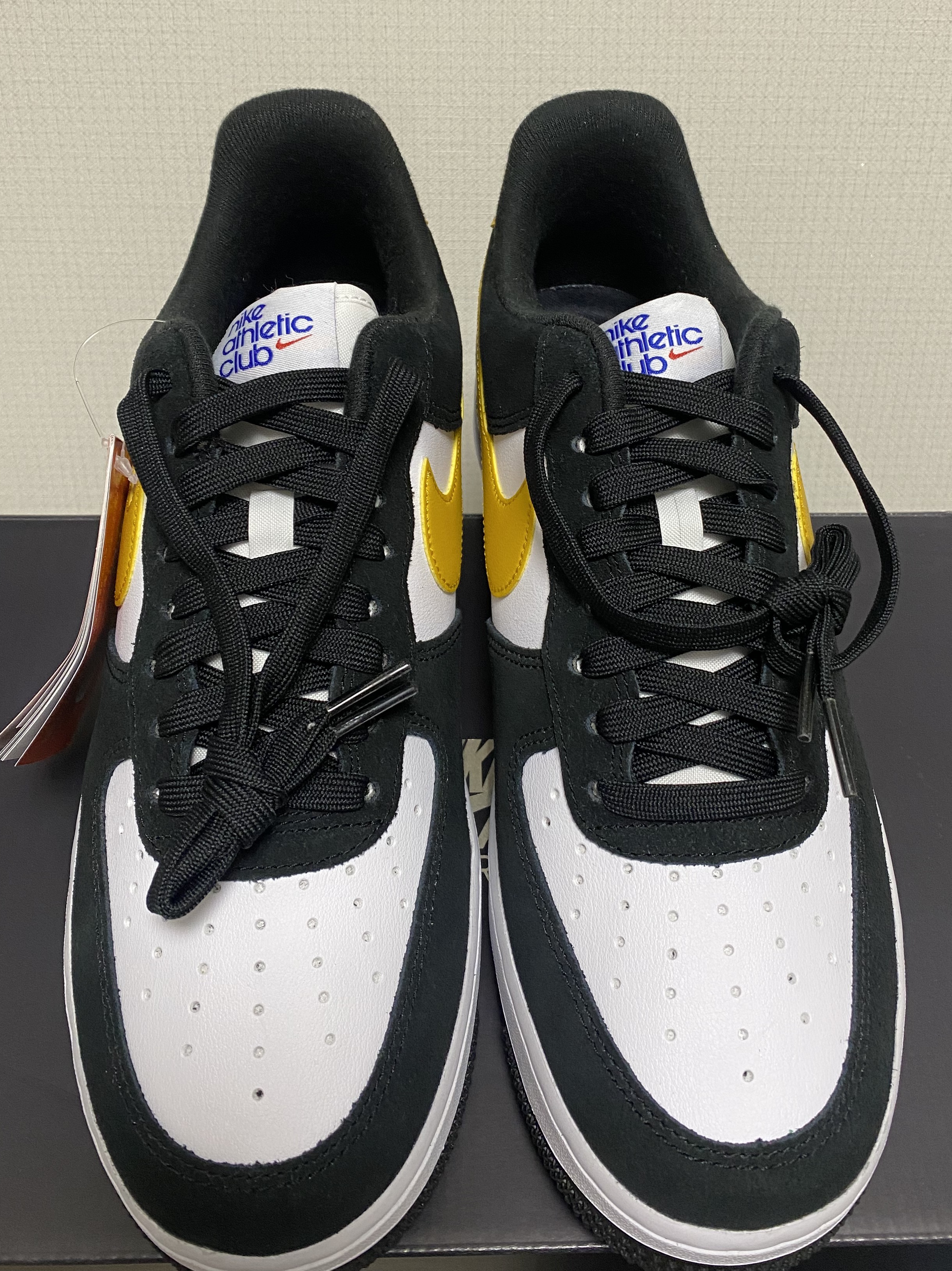 Nike Air Force 1 '07 LV8 Athletic Club Black Dark Sulfur 착용 스타일 - 2