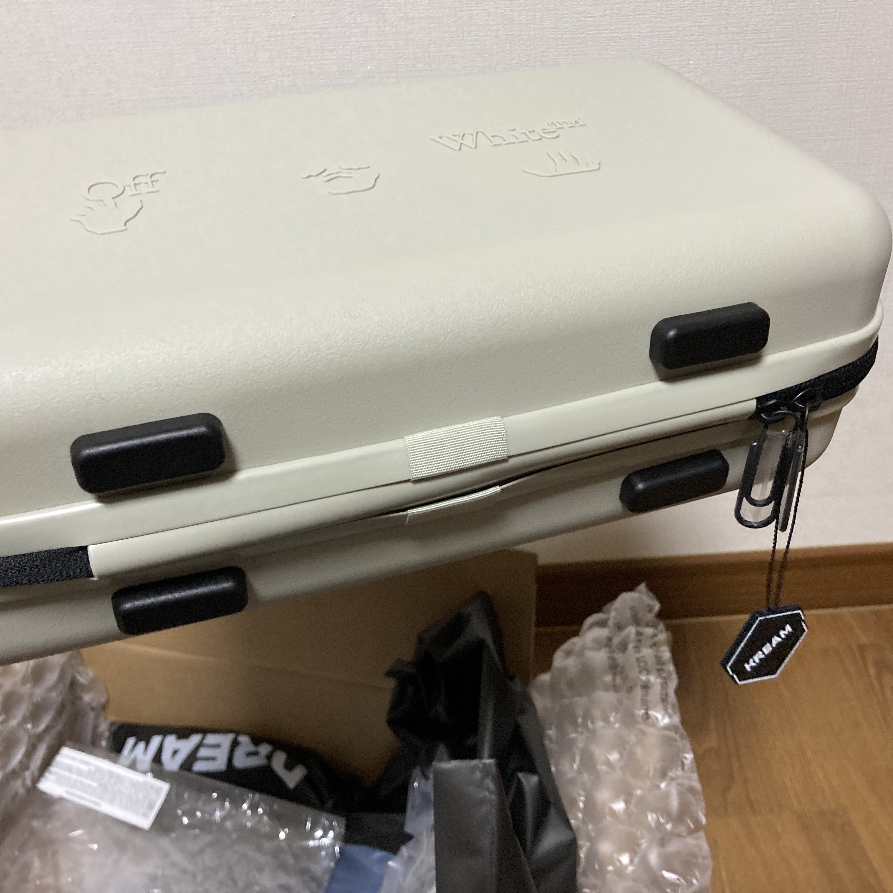Off-White x Amore Pacific Protection Box (Without Cosmetics) 착용 스타일 - 2