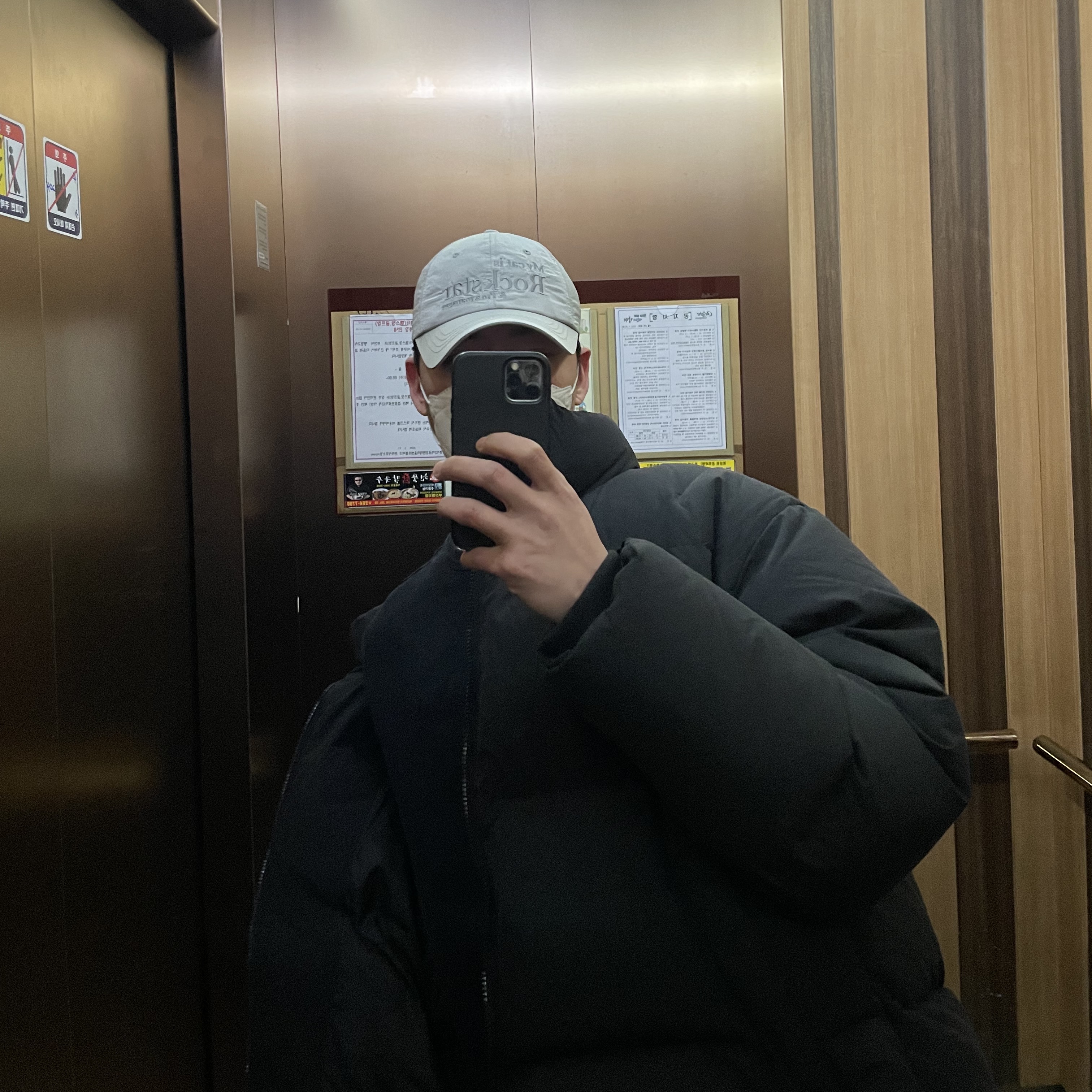 Stone Island 63020 Crewneck Sweatshirt Black - 21FW, Adidas Yeezy Boost 350 V2 Beluga - Reflective 착용 스타일 - 1