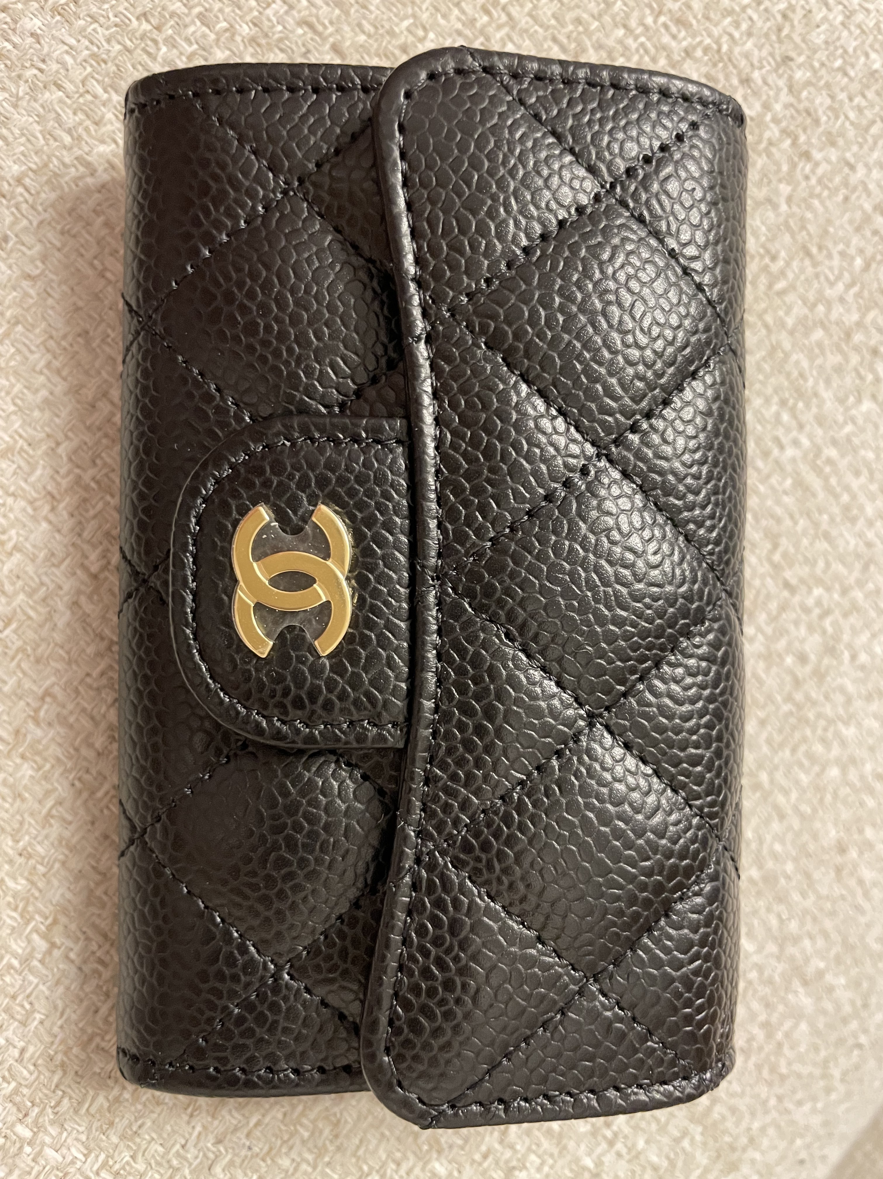Chanel Classic Card Holder Grained Calfskin & Gold Black 착용 스타일