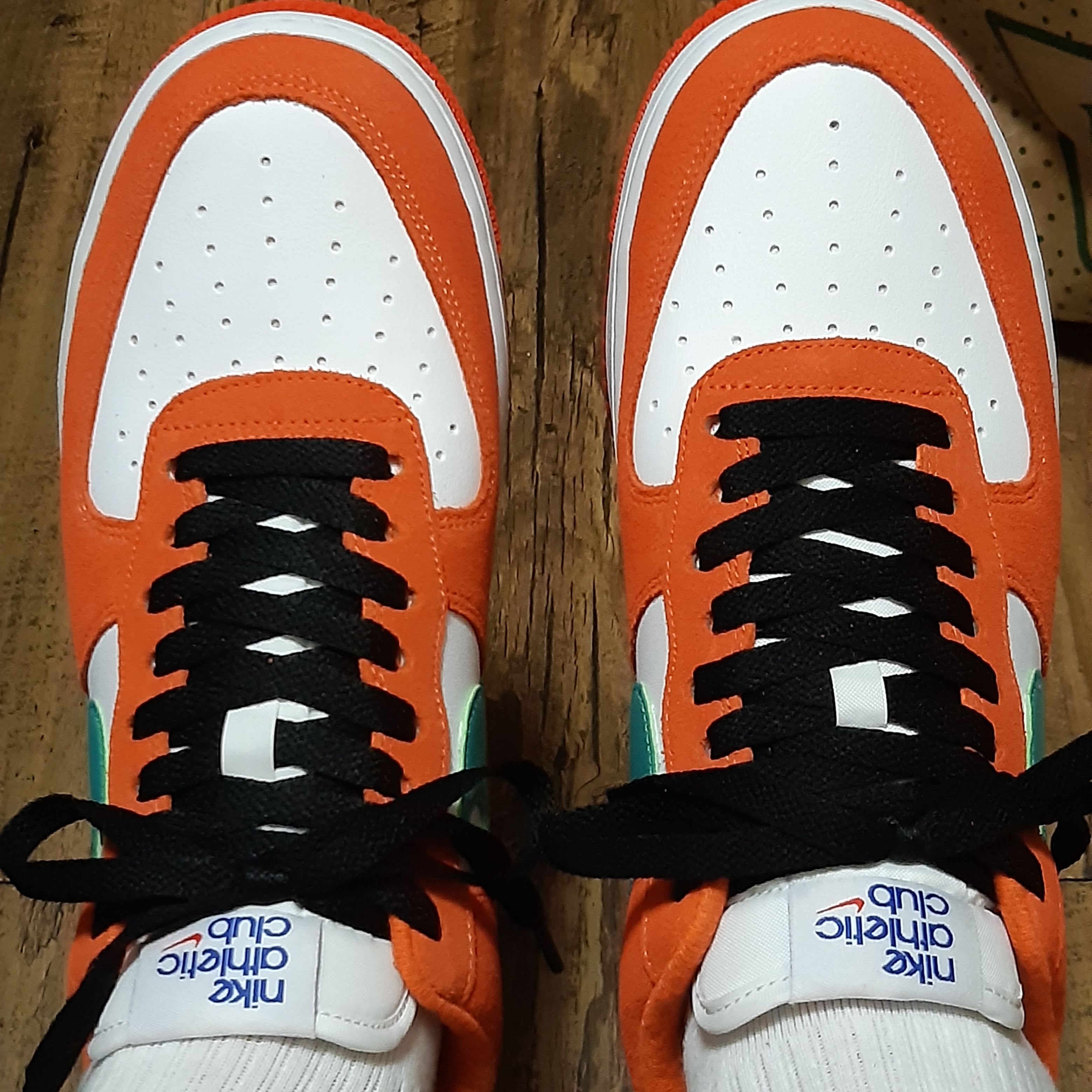 Nike Air Force 1 '07 LV8 Athletic Club Rush Orange Washed Teal 착용 스타일 - 4