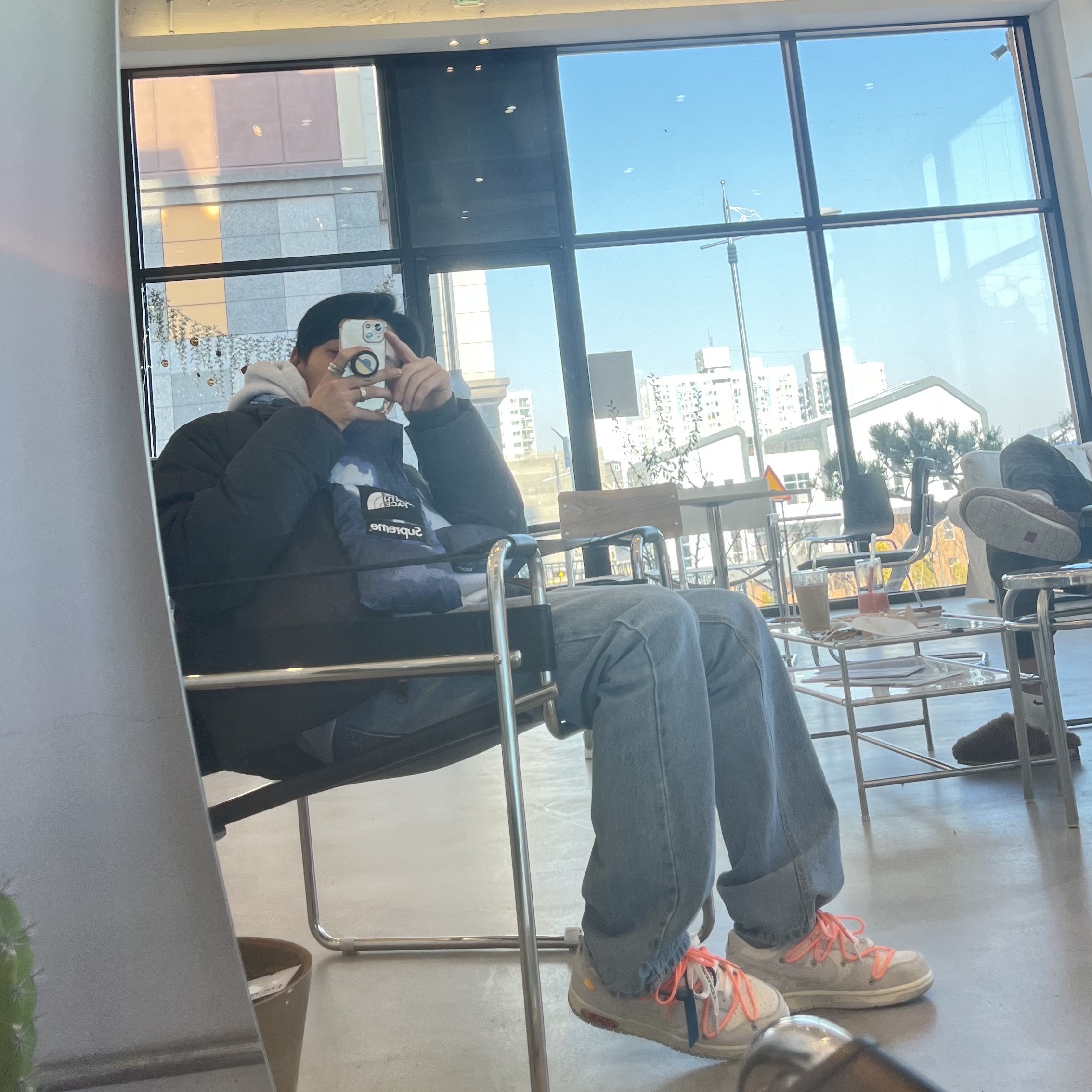 Nike x Off-White Dunk Low The 50 - Lot 19, Supreme x The North Face Bleached Denim Print 700-Fill Down Scarf Indigo - 21FW 착용 스타일