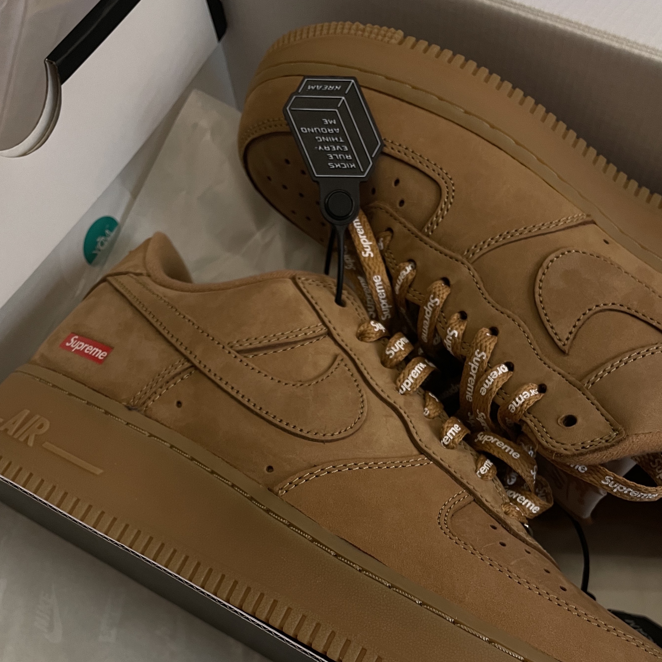 Nike x Supreme Air Force 1 Low Flax 착용 스타일