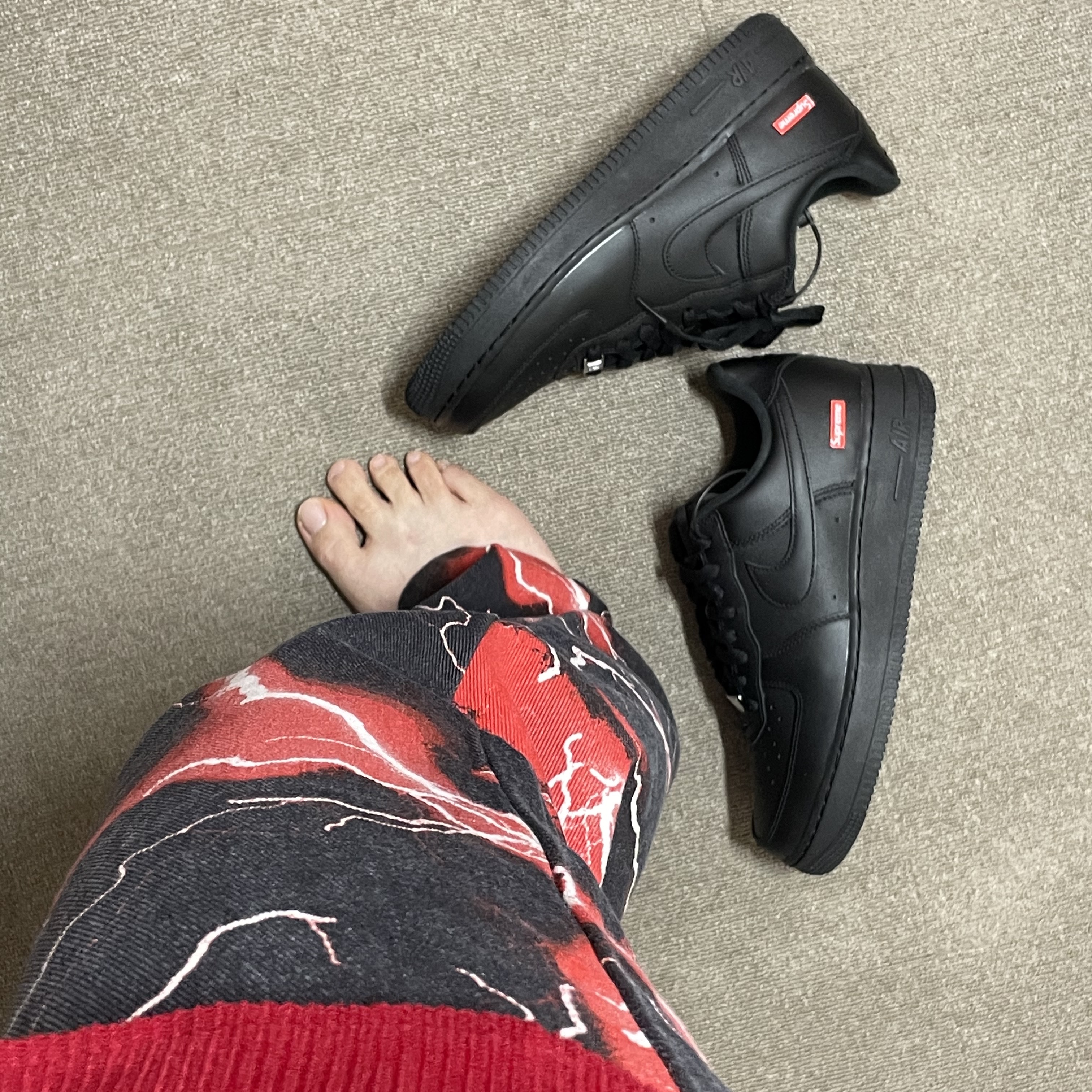 Nike x Supreme Air Force 1 Low Black 착용 스타일 - 2