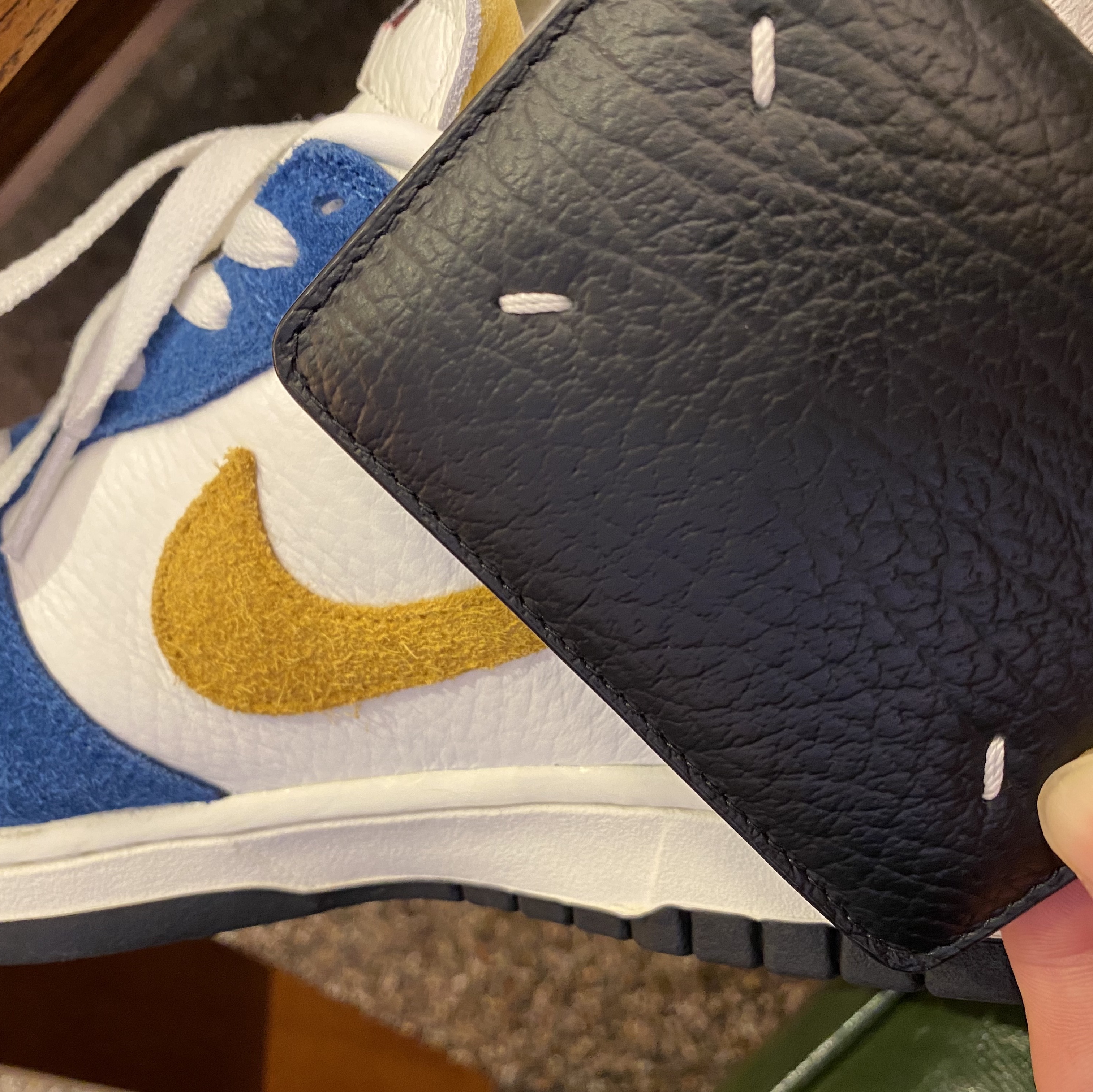 Nike x Kasina Dunk Low 80's Bus, Maison Margiela Keyring Wallet Black 착용 스타일