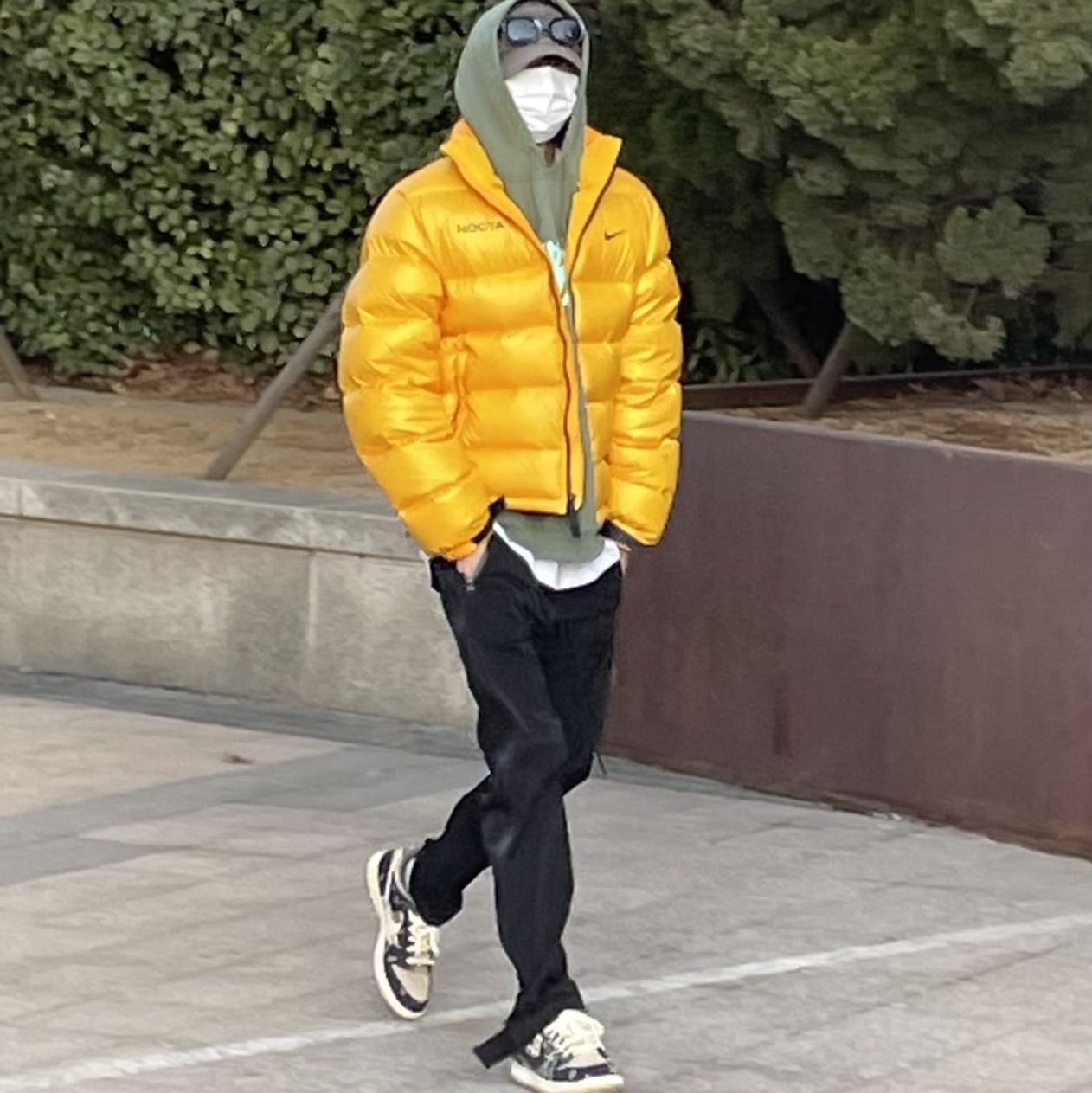 Nike x Travis Scott SB Dunk Low, Nike x Drake Nocta Puffer Jacket University Gold - US/EU 착용 스타일 - 2