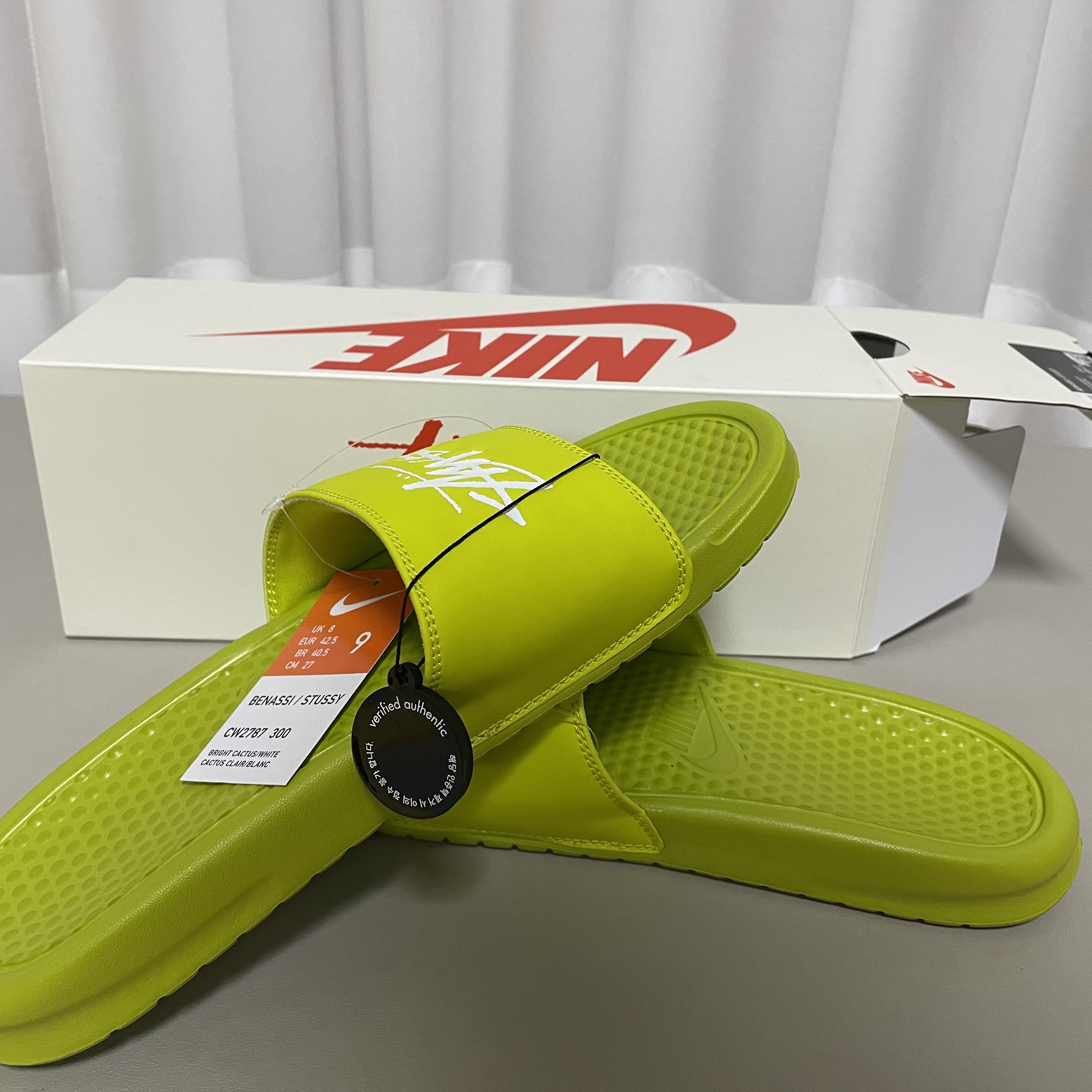 Nike x Stussy Benassi Slide Volt 착용 스타일