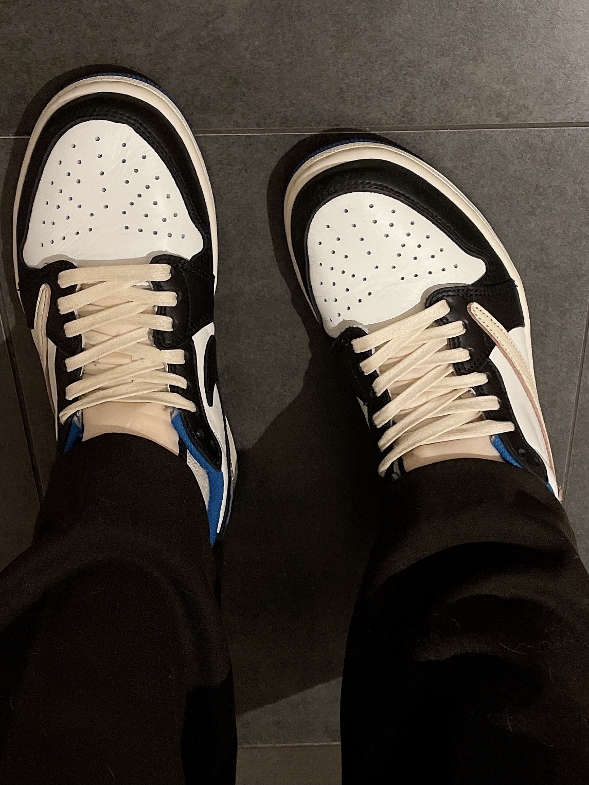 Jordan 1 x Travis Scott x Fragment Retro Low OG SP Military Blue 착용 스타일 - 2