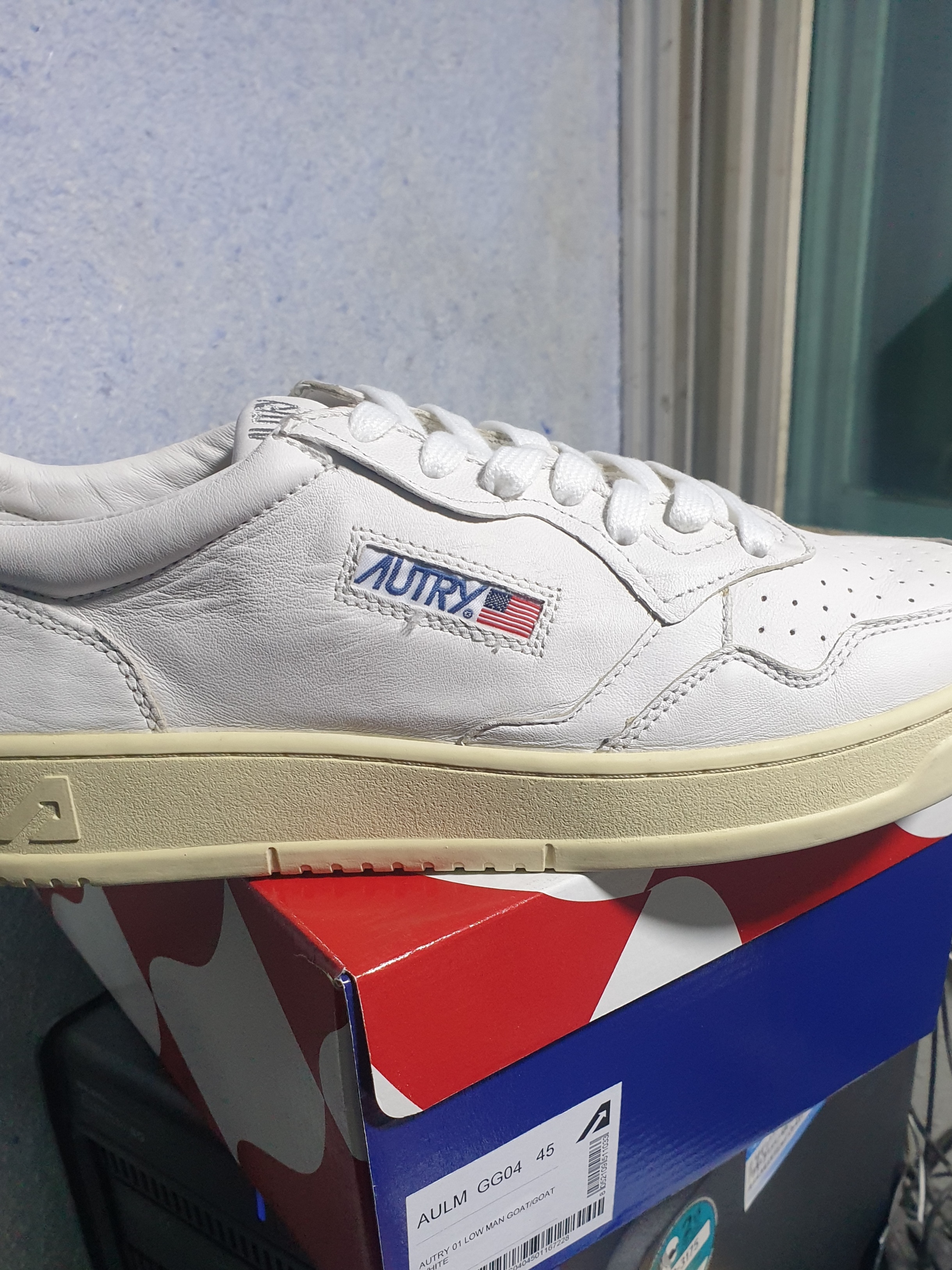 Autry Medalist Low Goatskin Sneakers White 착용 스타일 - 1