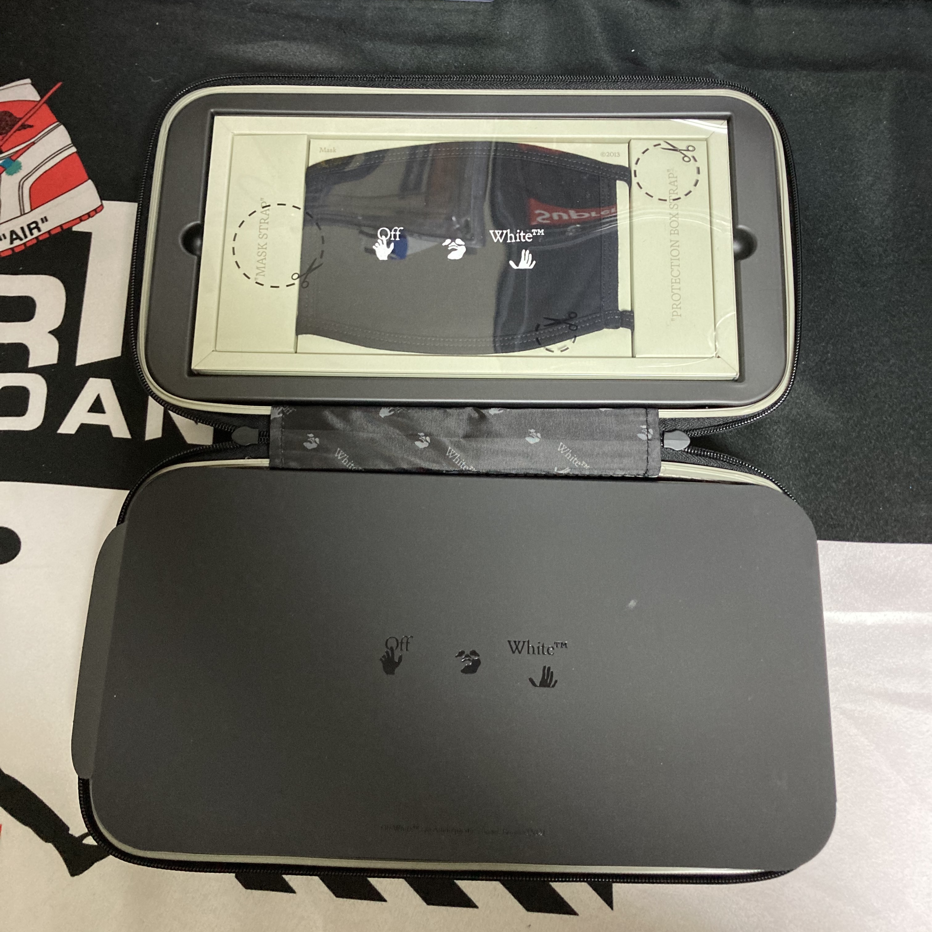 Off-White x Amore Pacific Protection Box (Without Cosmetics) 착용 스타일 - 3