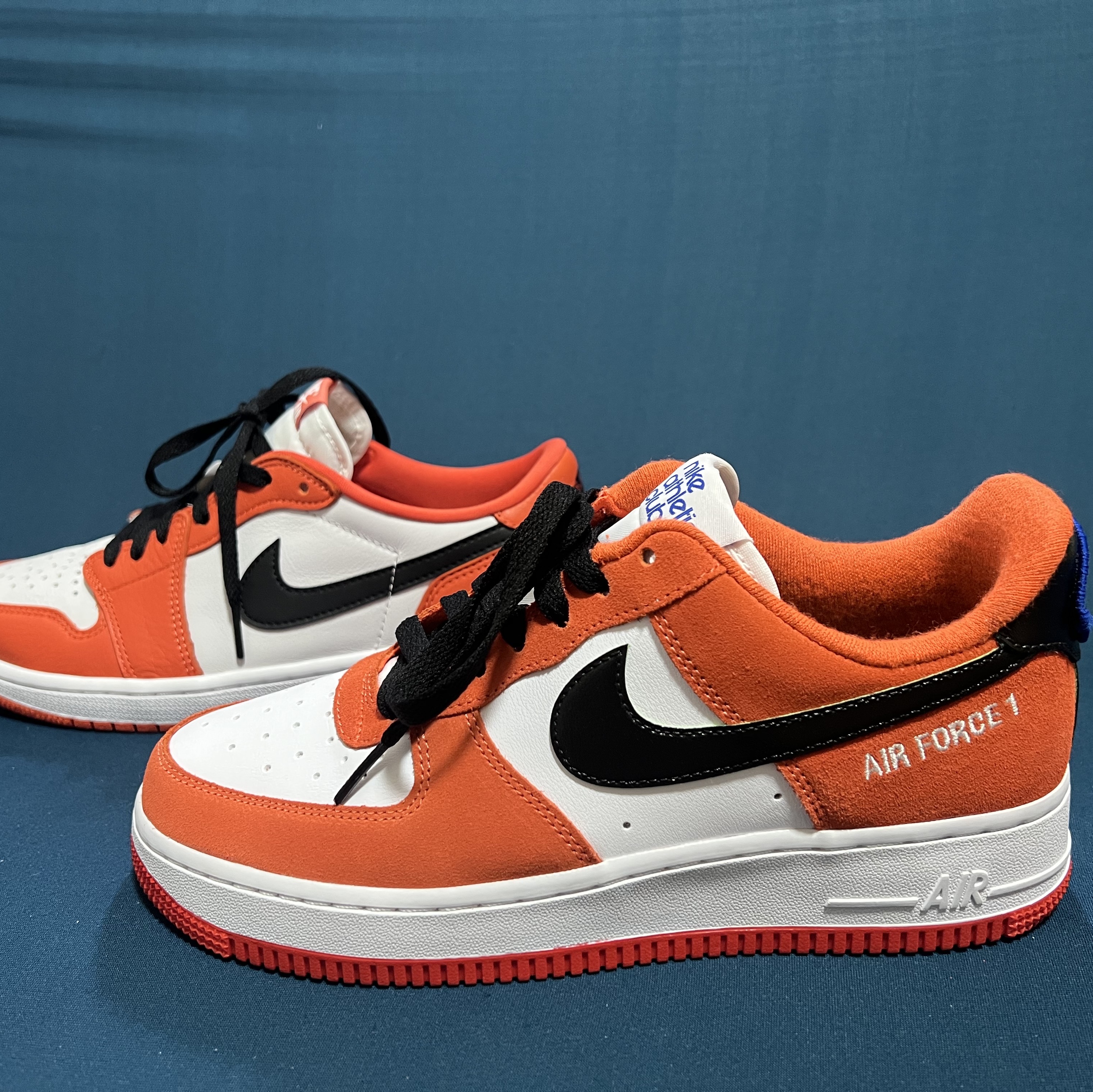 Jordan 1 Low OG Starfish, Nike Air Force 1 '07 LV8 Athletic Club Rush Orange Washed Teal 착용 스타일 - 1