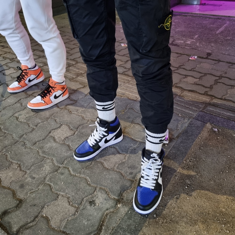 Jordan 1 Retro High OG Royal Toe, Stone Island 318WA Old Dye Treatment Cargo Pants Black - 21SS 착용 스타일