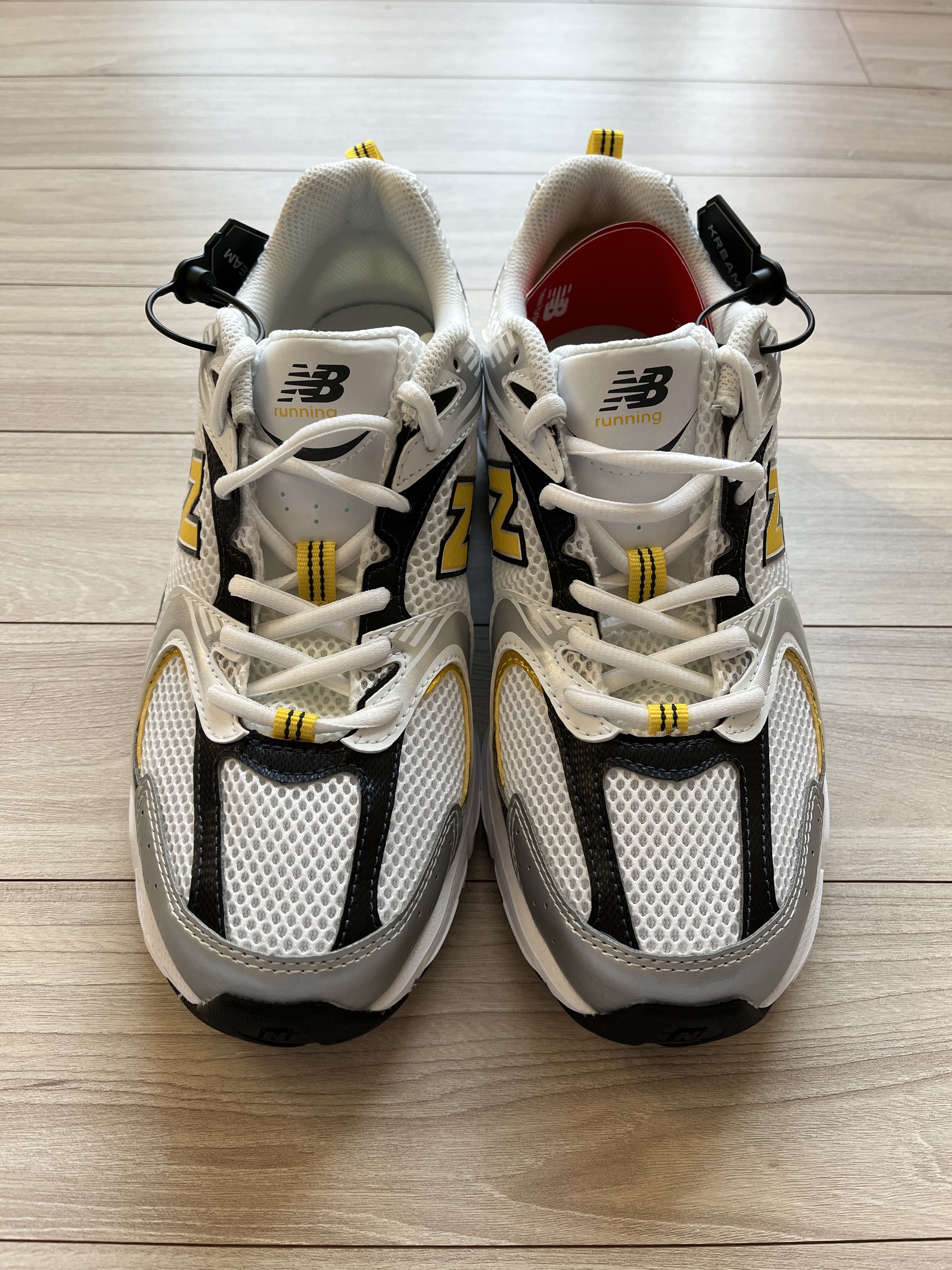 New Balance 530 White Yellow 착용 스타일