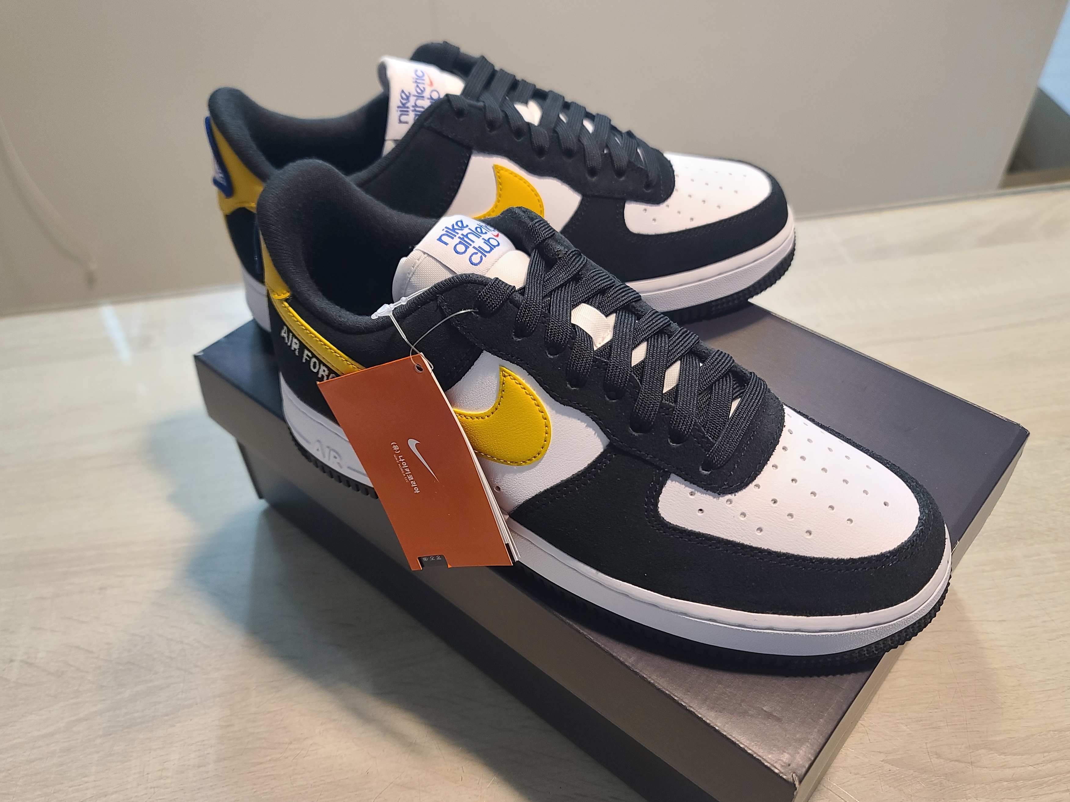 Nike Air Force 1 '07 LV8 Athletic Club Black Dark Sulfur 착용 스타일 - 1