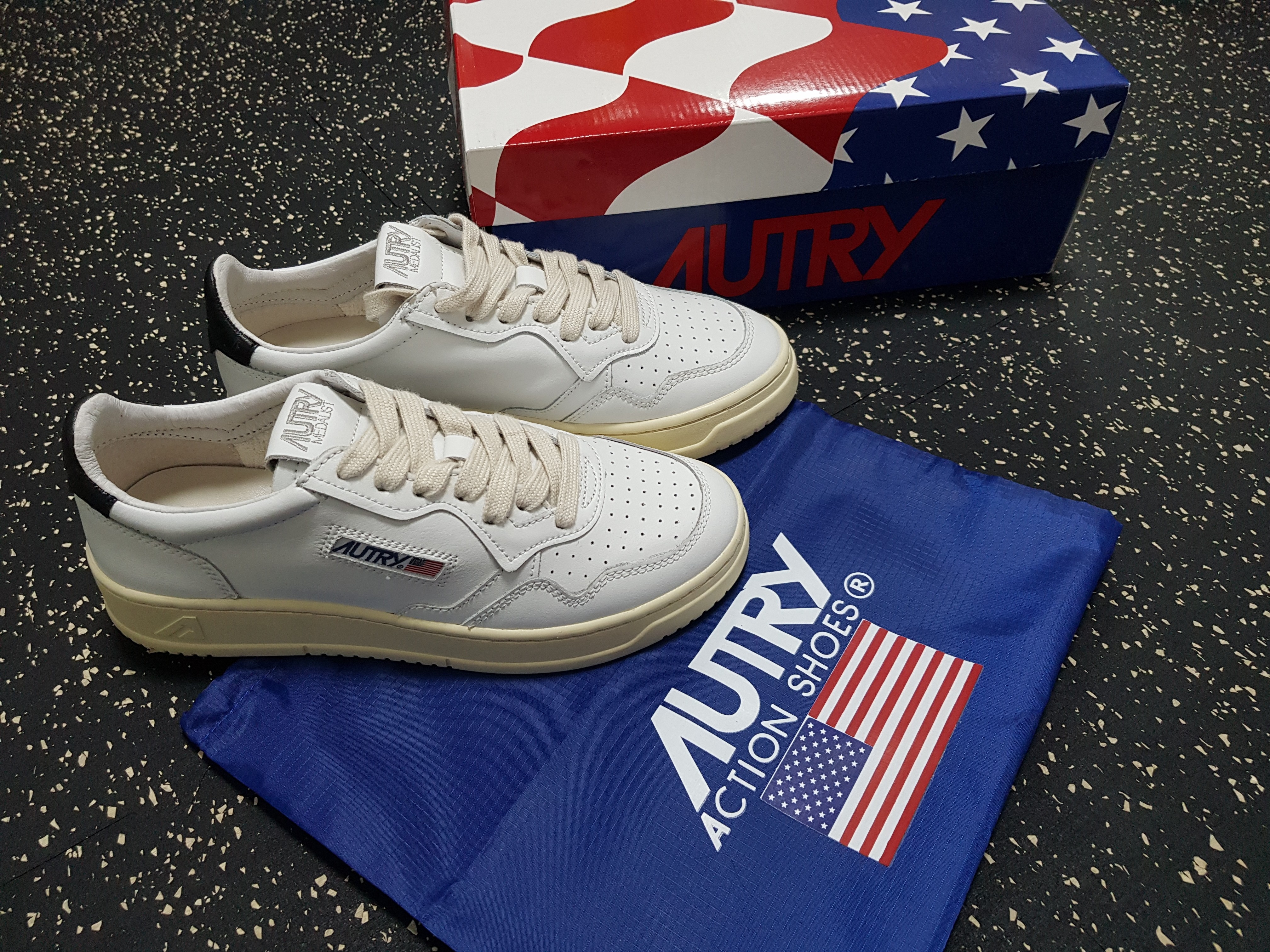 (W) Autry Medalist Low Leather Sneakers White Black 착용 스타일