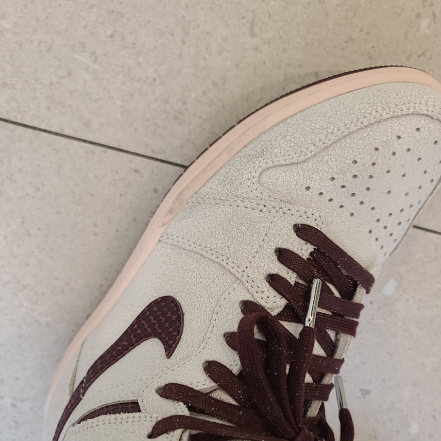 Jordan 1 x A Ma Maniere Retro High OG SP Sail and Burgundy 착용 스타일 - 3