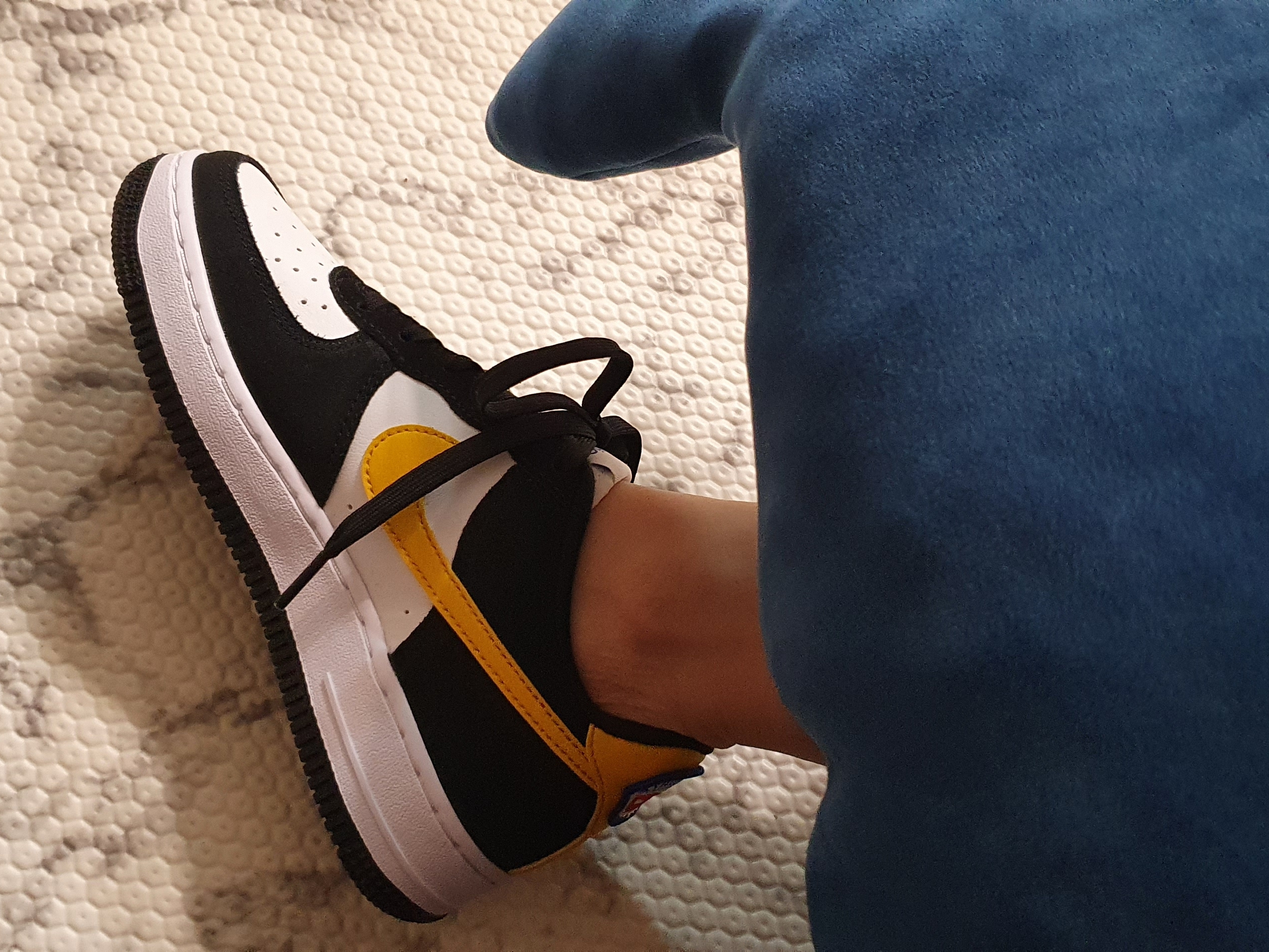 (GS) Nike Air Force 1 LV8 Athletic Club Black Dark Sulfur, (PS) Nike Air Force 1 LV8 Athletic Club Black Dark Sulfur 착용 스타일 - 3