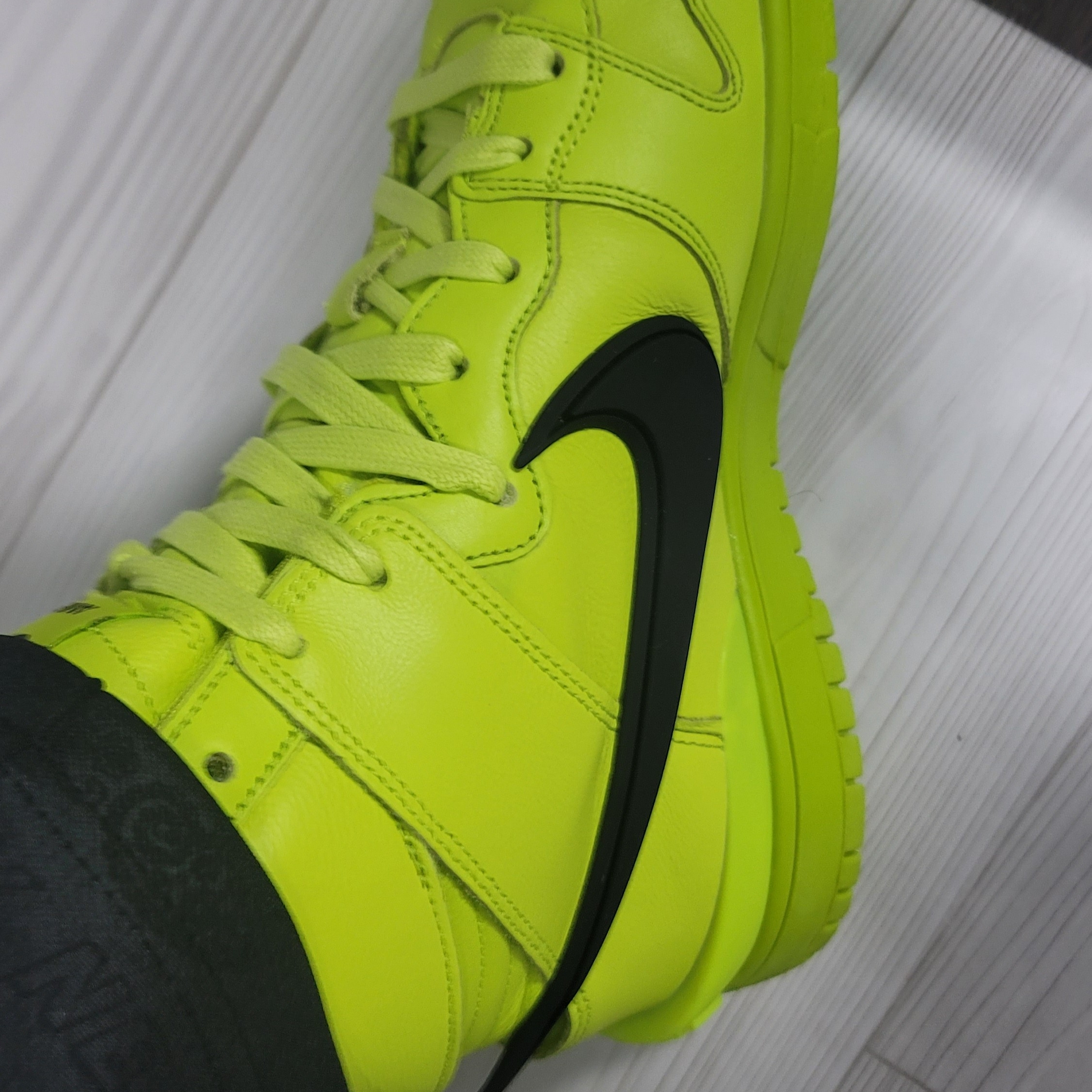 Nike x Ambush Dunk High Flash Lime 착용 스타일 - 3