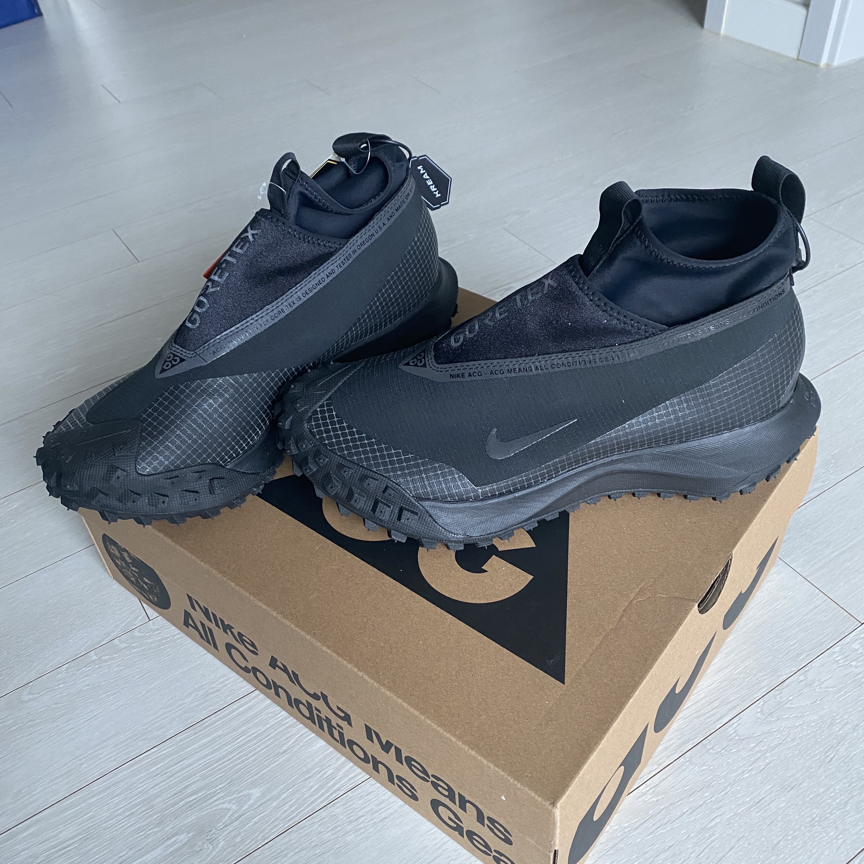 Nike ACG Mountain Fly Gore-Tex Black and Dark Grey 착용 스타일 - 1