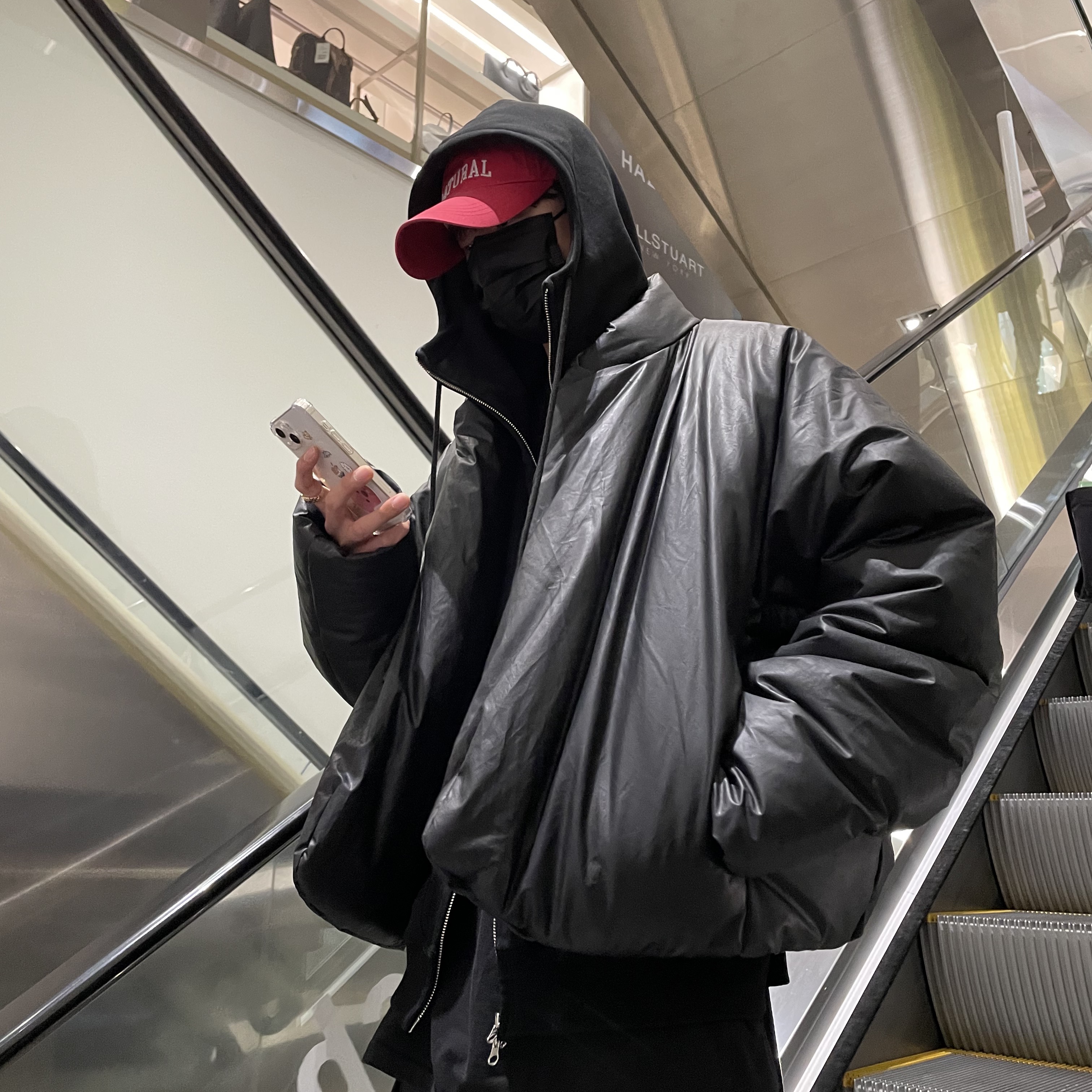 Yeezy Gap Round Jacket Black 착용 스타일 - 1