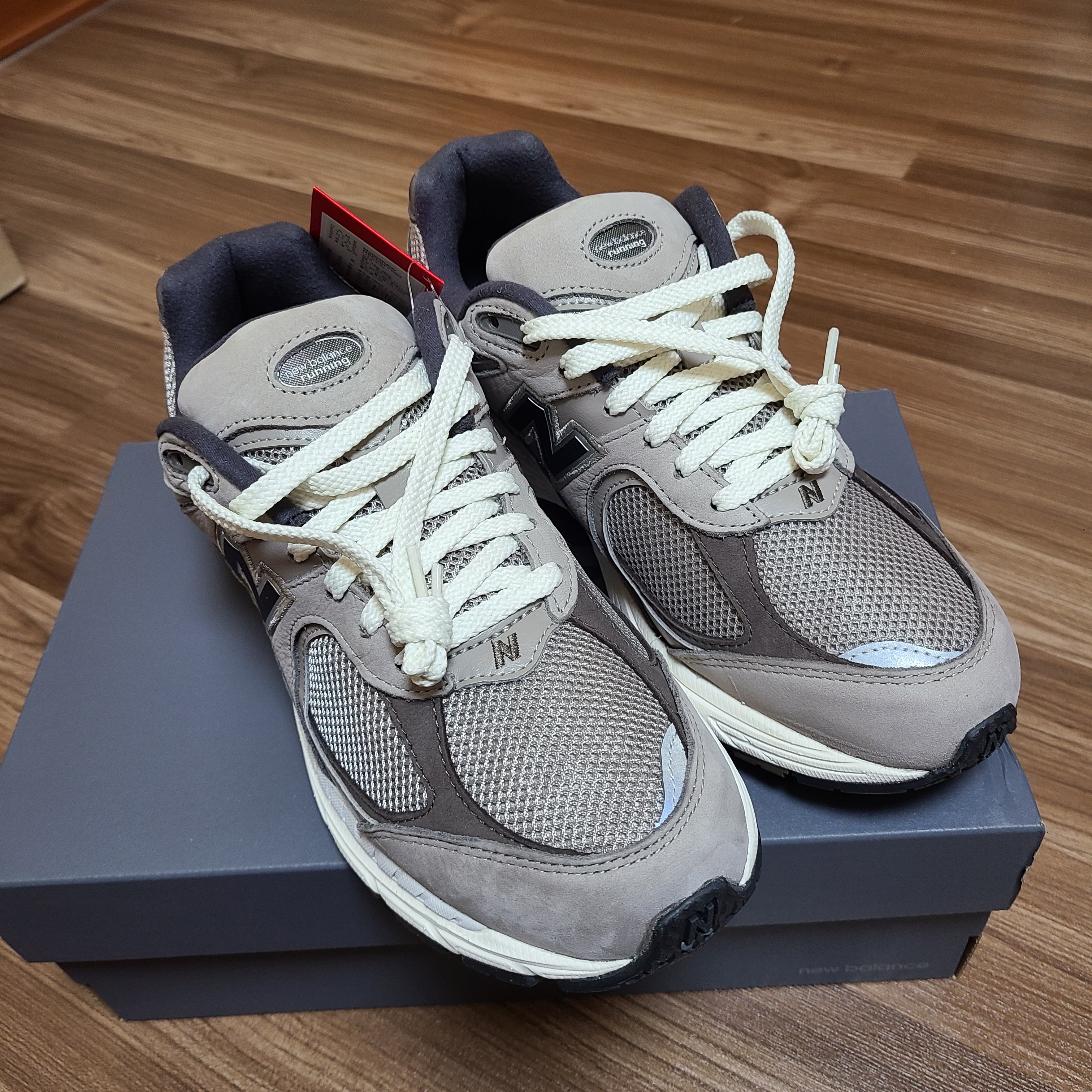 New Balance 2002 Warm Alpaca 착용 스타일 - 1