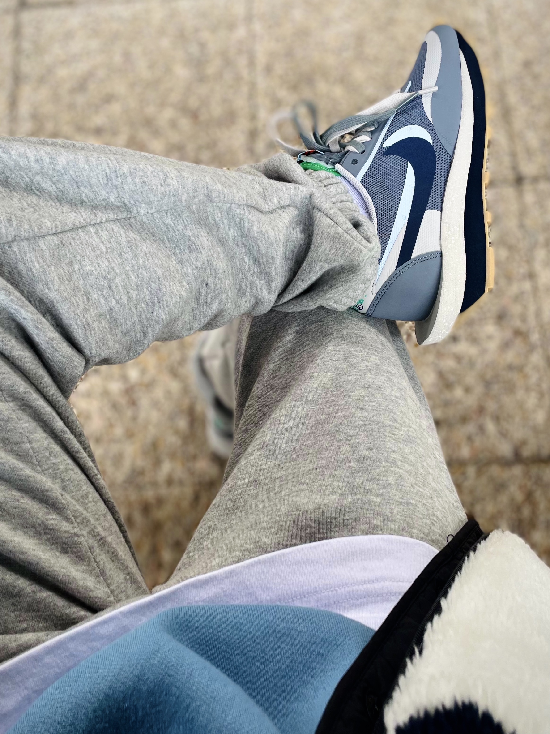 Nike x Sacai x Clot LDWaffle Cool Grey, IAB Studio Crewneck Sky Blue 착용 스타일 - 1