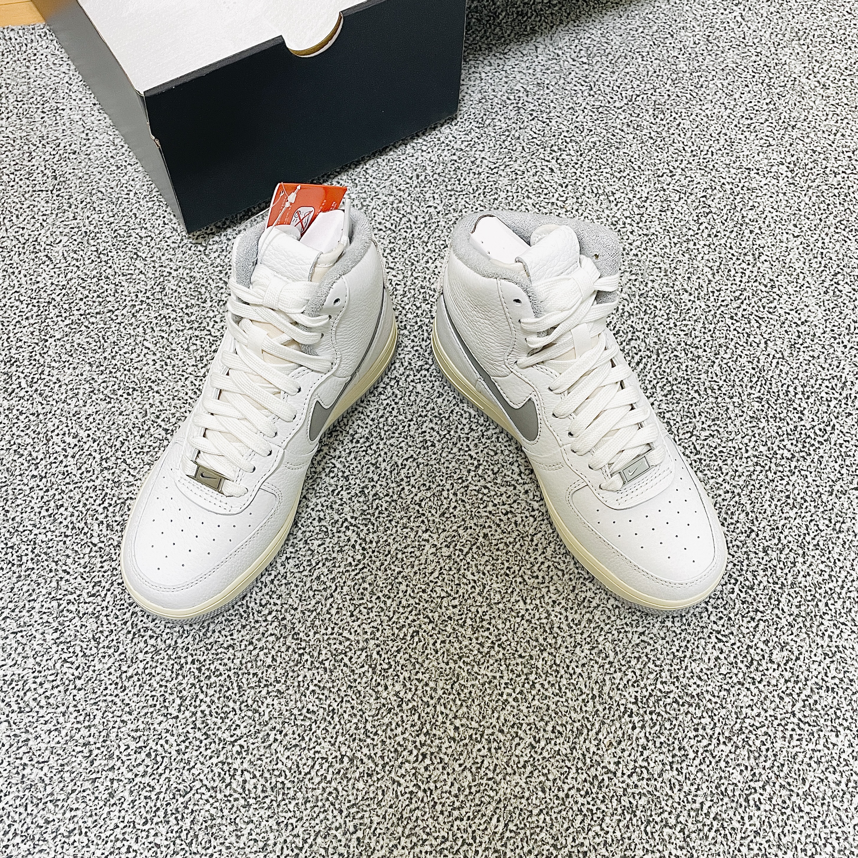 (W) Nike Air Force 1 High Sculpt Silver 착용 스타일 - 3