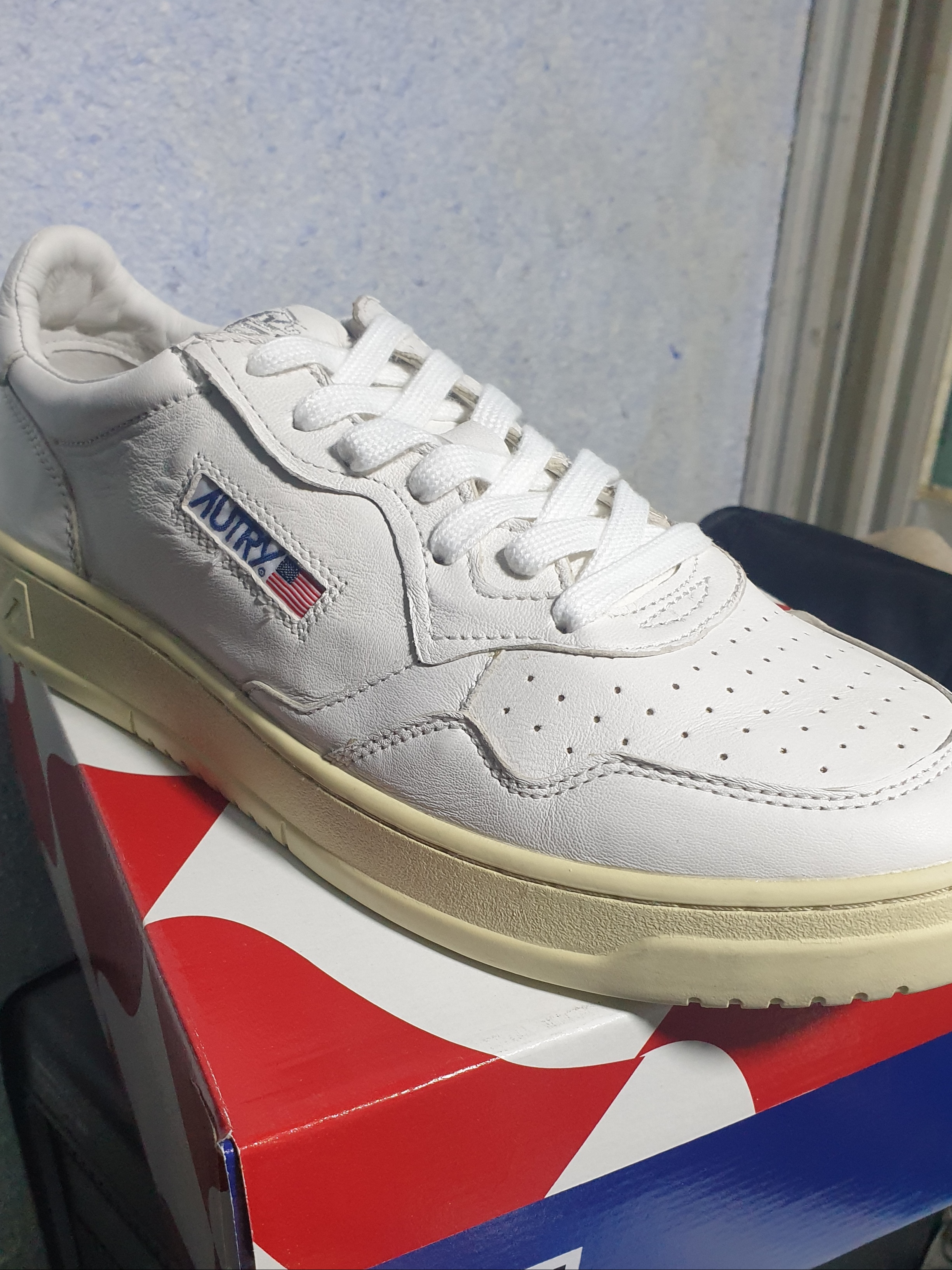 Autry Medalist Low Goatskin Sneakers White 착용 스타일 - 2