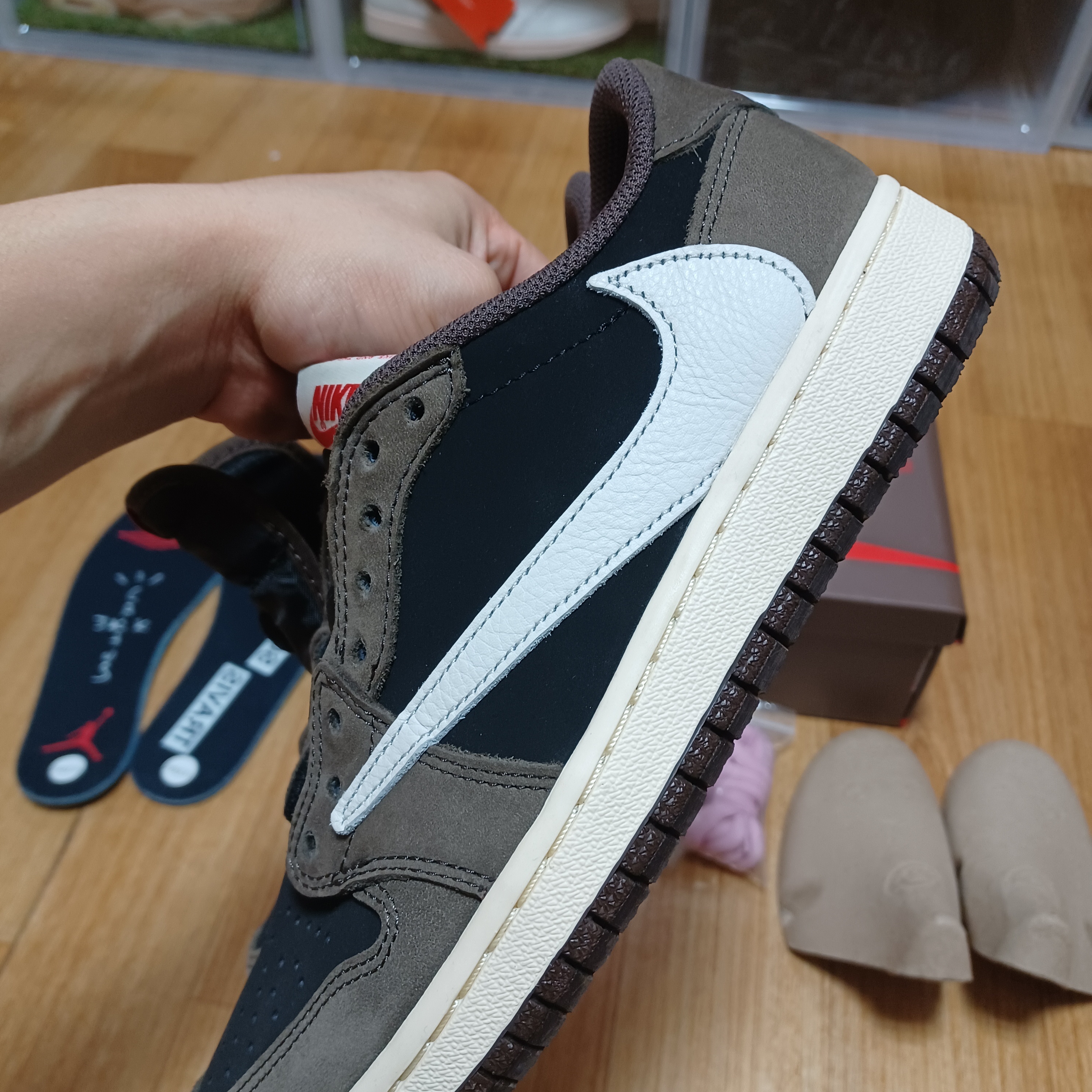 Jordan 1 x Travis Scott Retro Low OG SP Mocha 착용 스타일 - 5